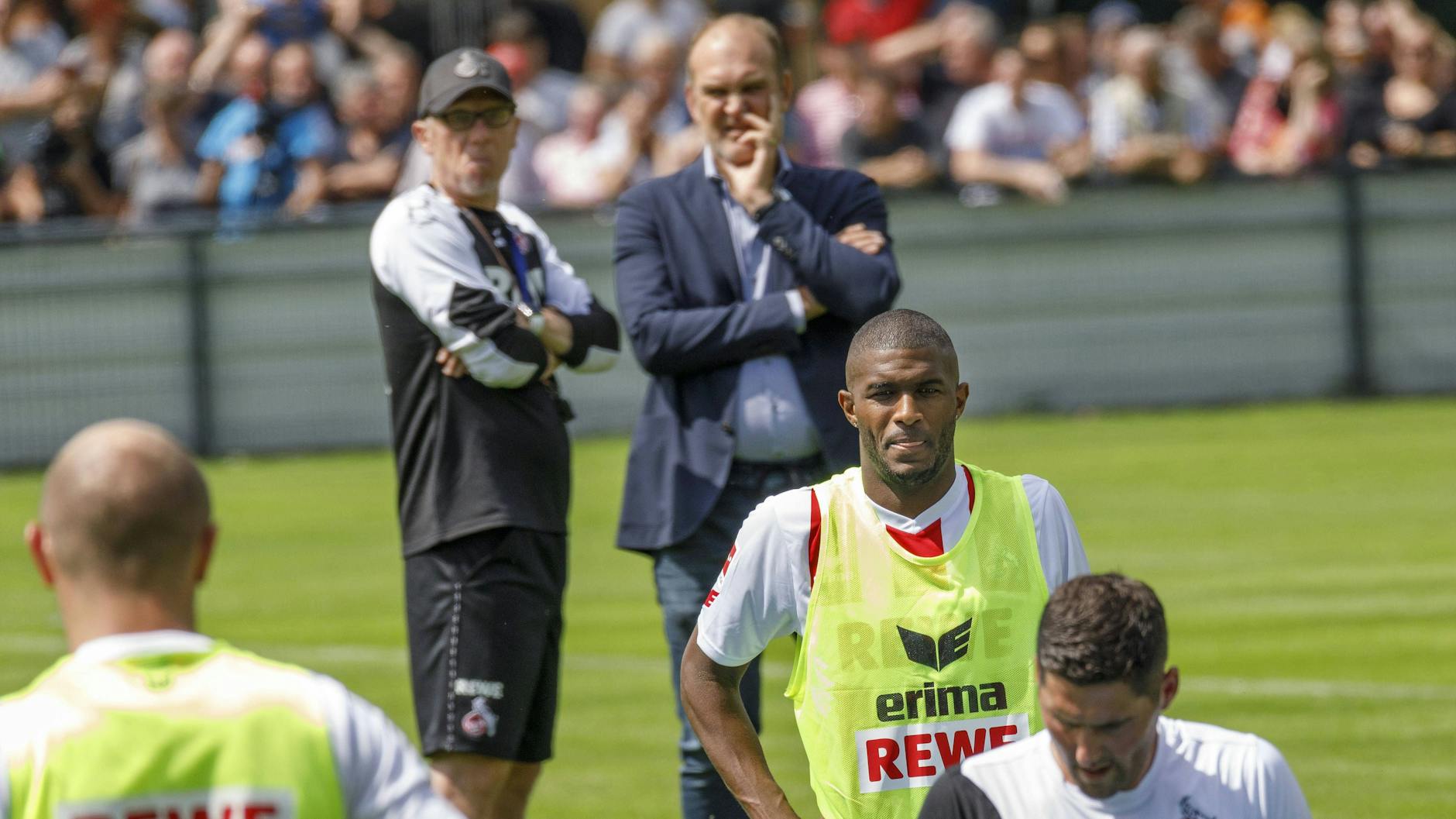 Jörg Schmadtke (3. v. r.) verkaufte Anthony Modeste als Manager des 1. FC Köln nach China. Über den Wechsel gab es später Streit.