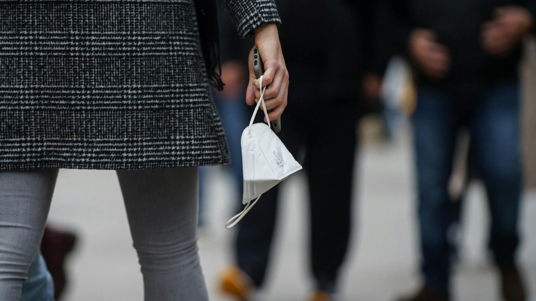 In Brandenburg gilt neben 2G für den Einzelhandel nun auch Maskenpflicht (Symbolbild).