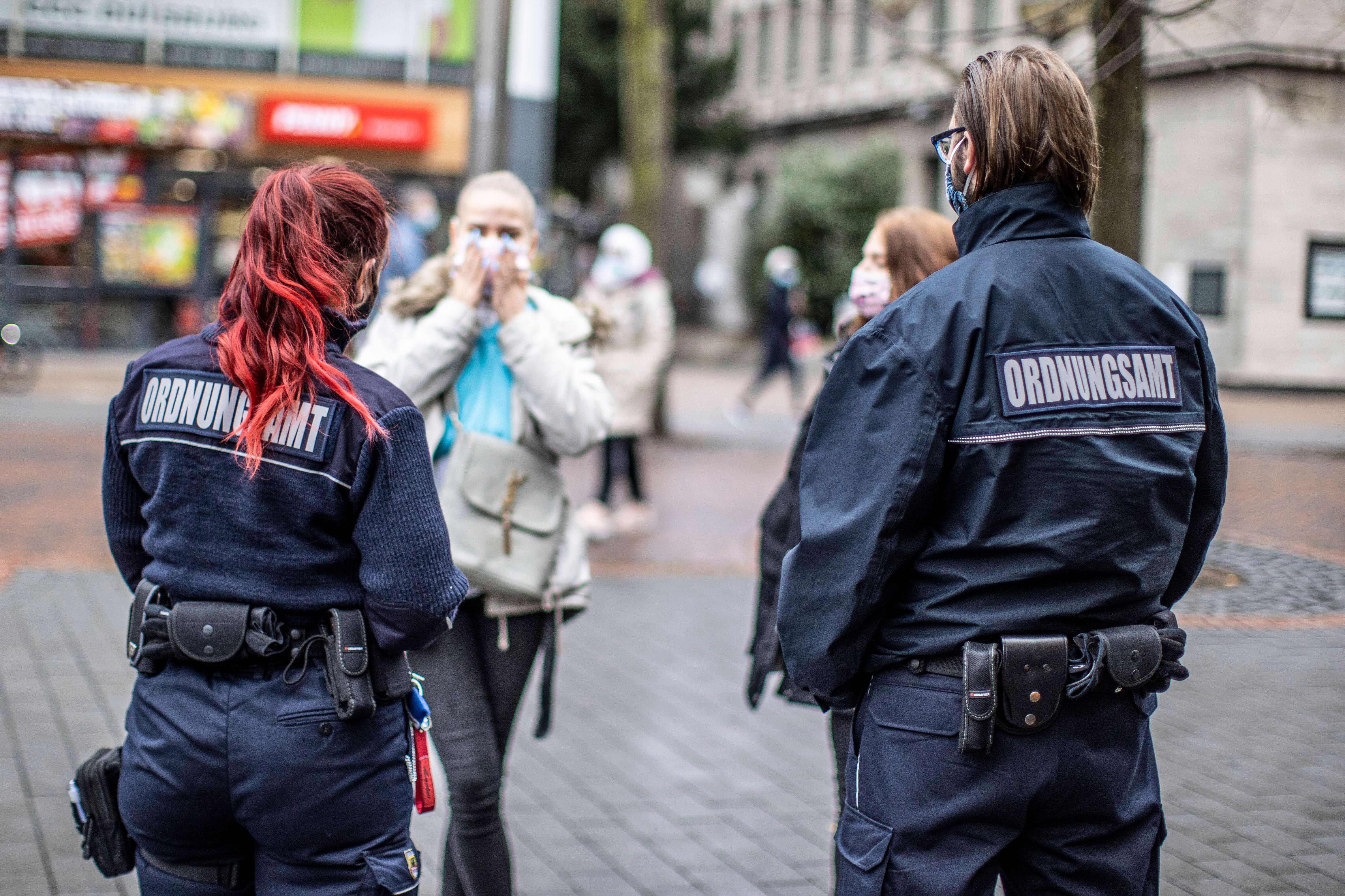 Keine Impfnachweise Vorgezeigt: Wirt Lässt Ordnungsamt-Mitarbeiter ...