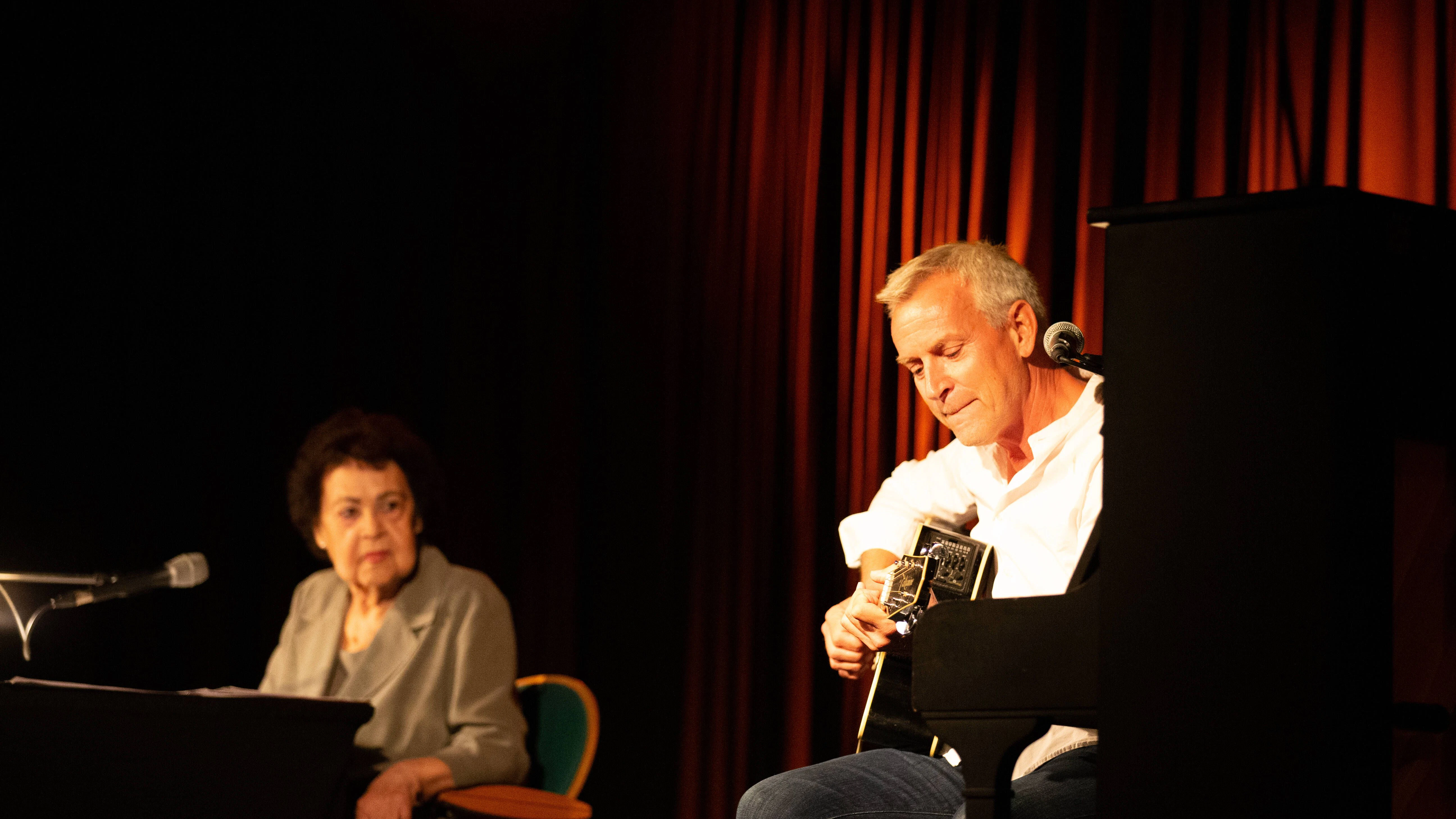 Dirk Michaelis mit Texterin Gisela Steineckert bei einem Konzert