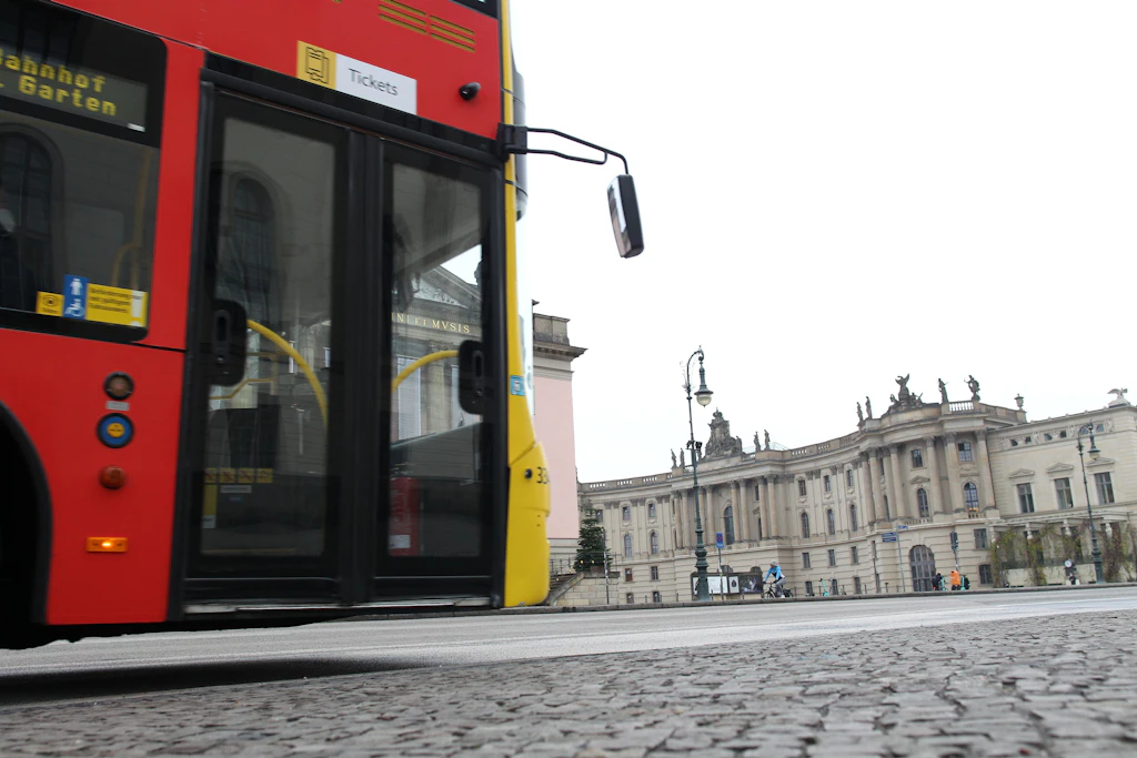 Kaputte Infrastruktur: Warum die Linden für Doppeldecker bald tabu sind