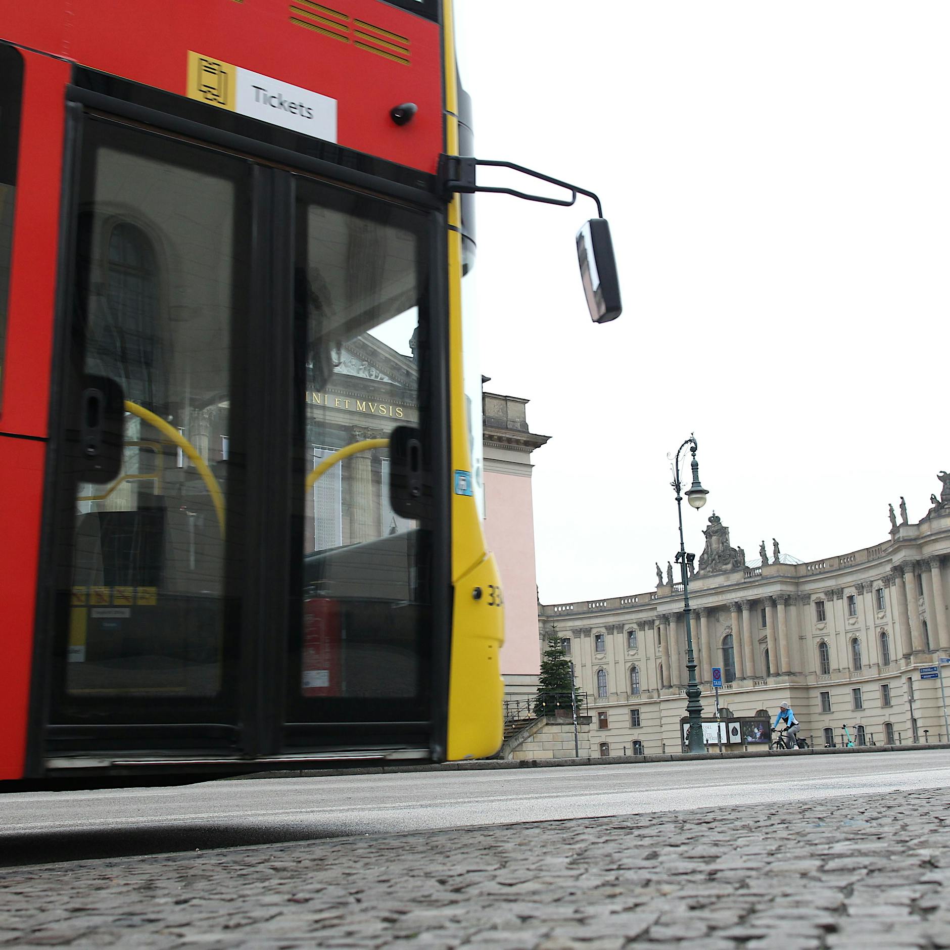 Kaputte Infrastruktur: Warum die Linden für Doppeldecker bald tabu sind