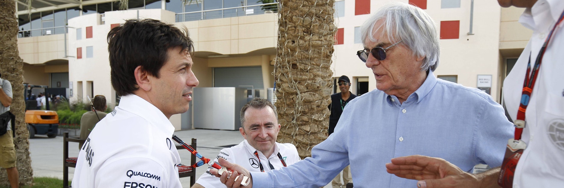 Bernie Ecclestone (r.) verfolgt auch nach seiner Zeit als Formel-1-Boss die Königklasse und kritisiert nun Mercedes und Teamchef Toto Wolff scharf.