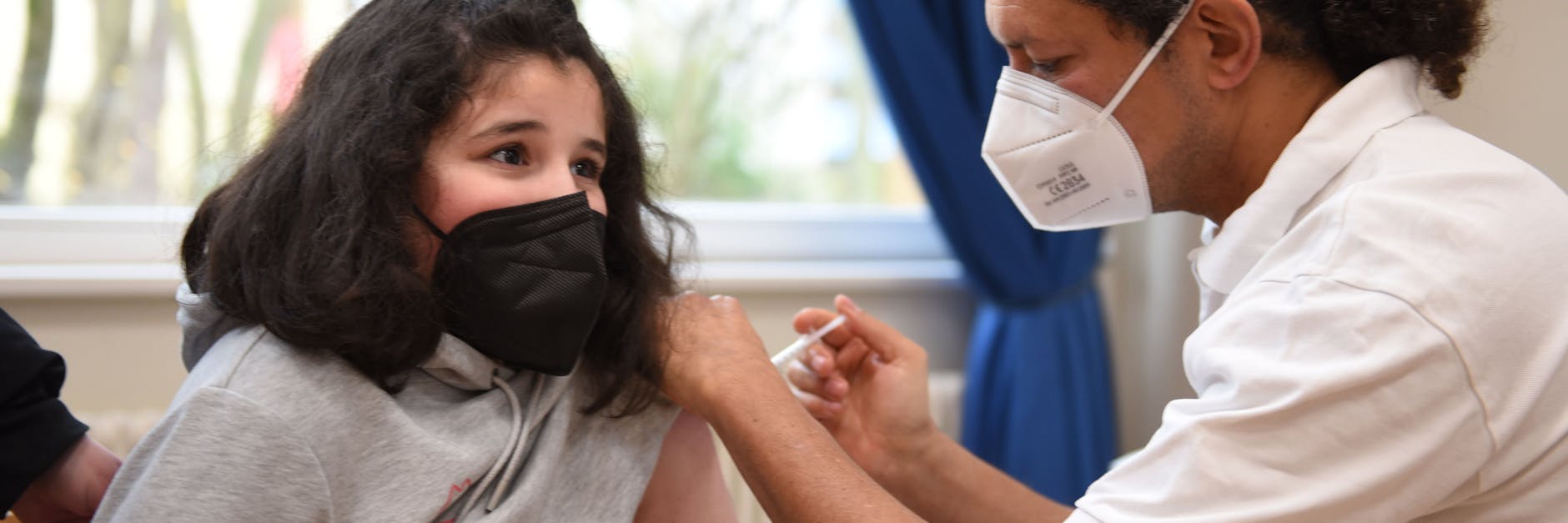 Heute haben in Berlin Impfungen für Kinder begonnen: hier an der Christian-Morgenstern-Grundschule in Spandau.