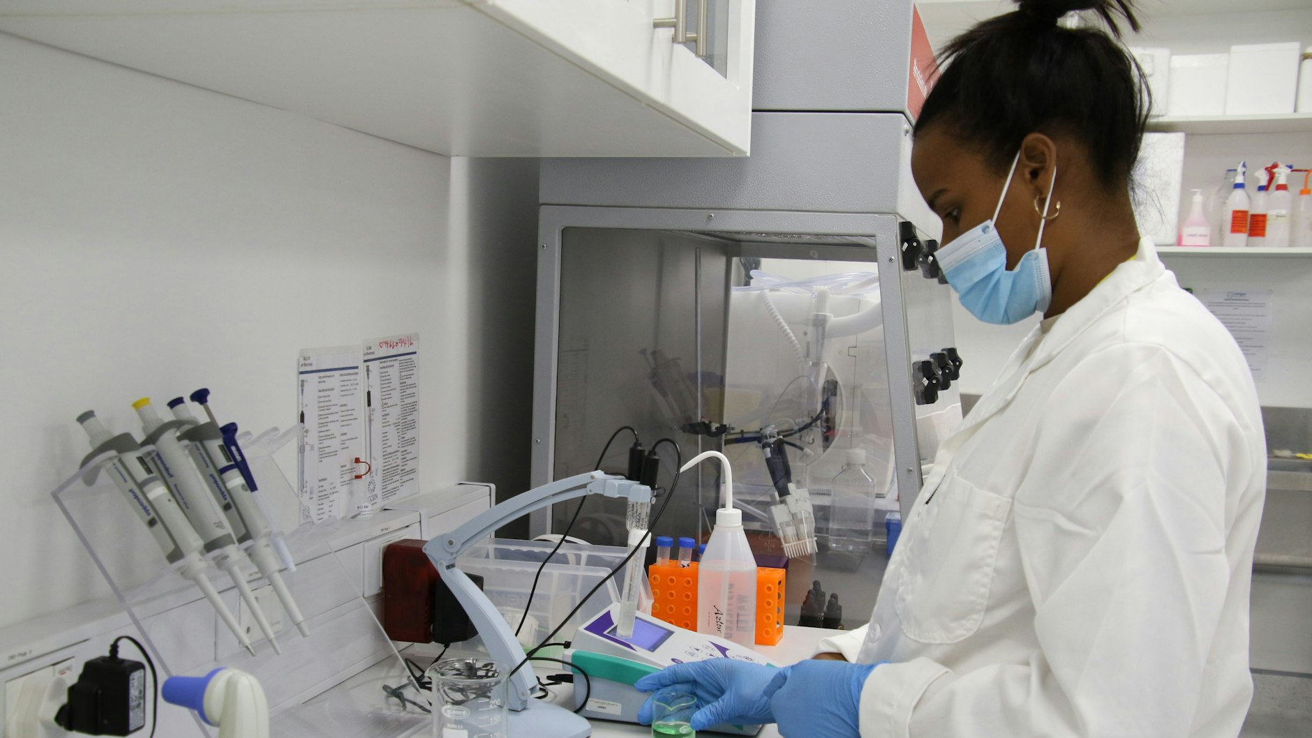 Produktionstechnikerin Dominique Vankerwel arbeitet im F+E Labor von Afrigen.