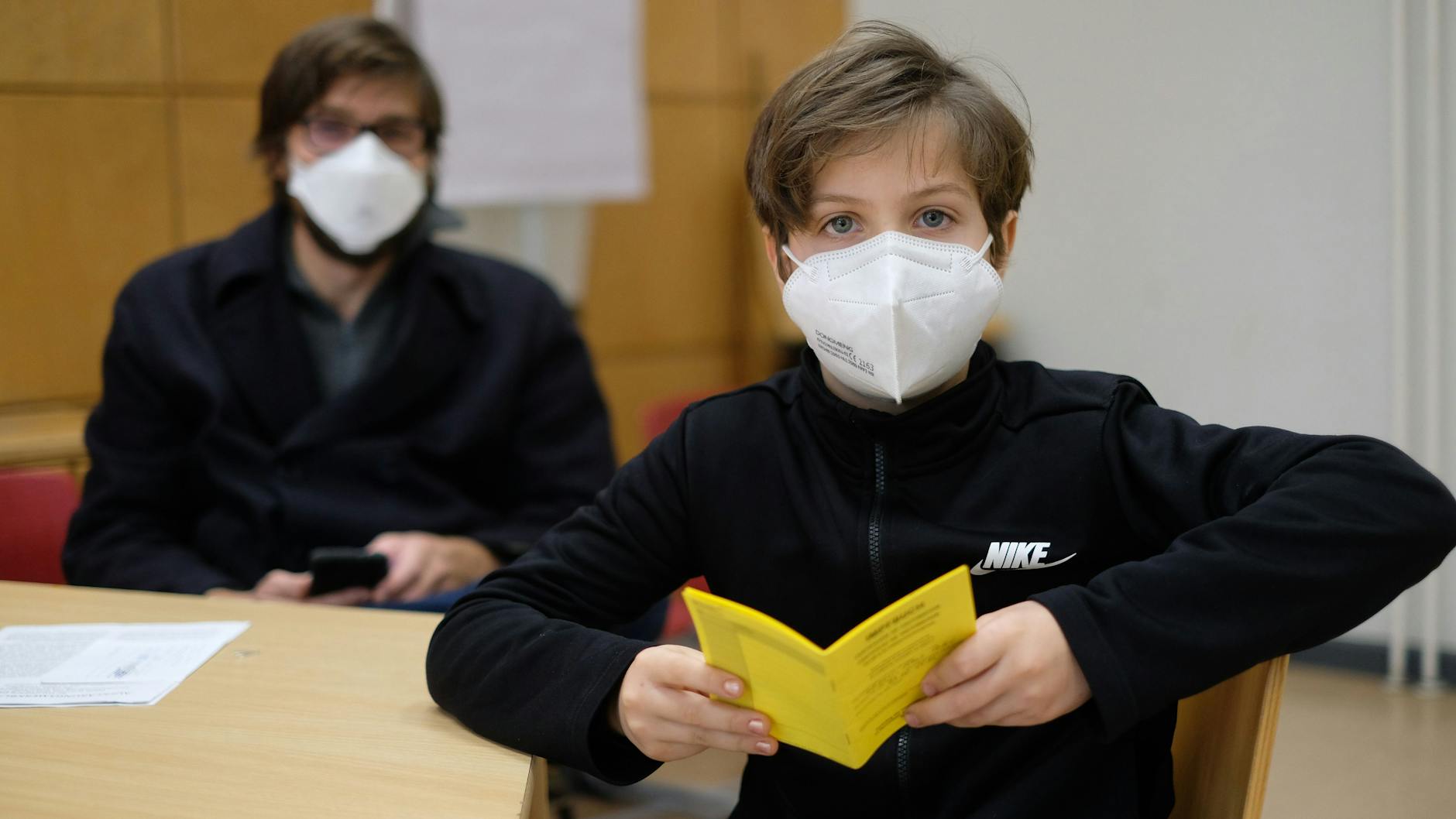 Der zehnjährige Franz und sein Vater Robert nach der Corona-Impfung in Spandau