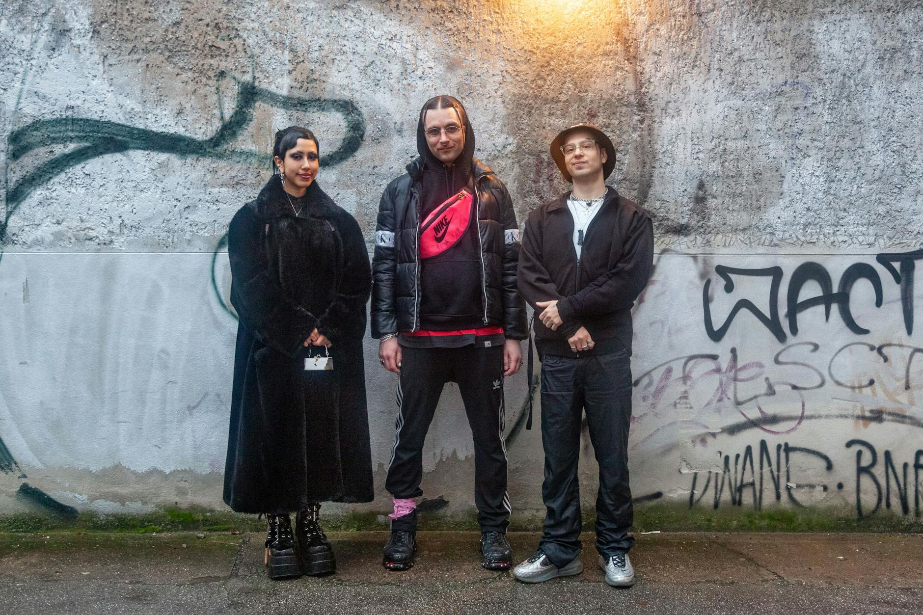 Top gestylt und guter Laune, hier perlt der Regen einfach ab: Pepe, Karl und Jimi (von links) aus Prenzlauer Berg.