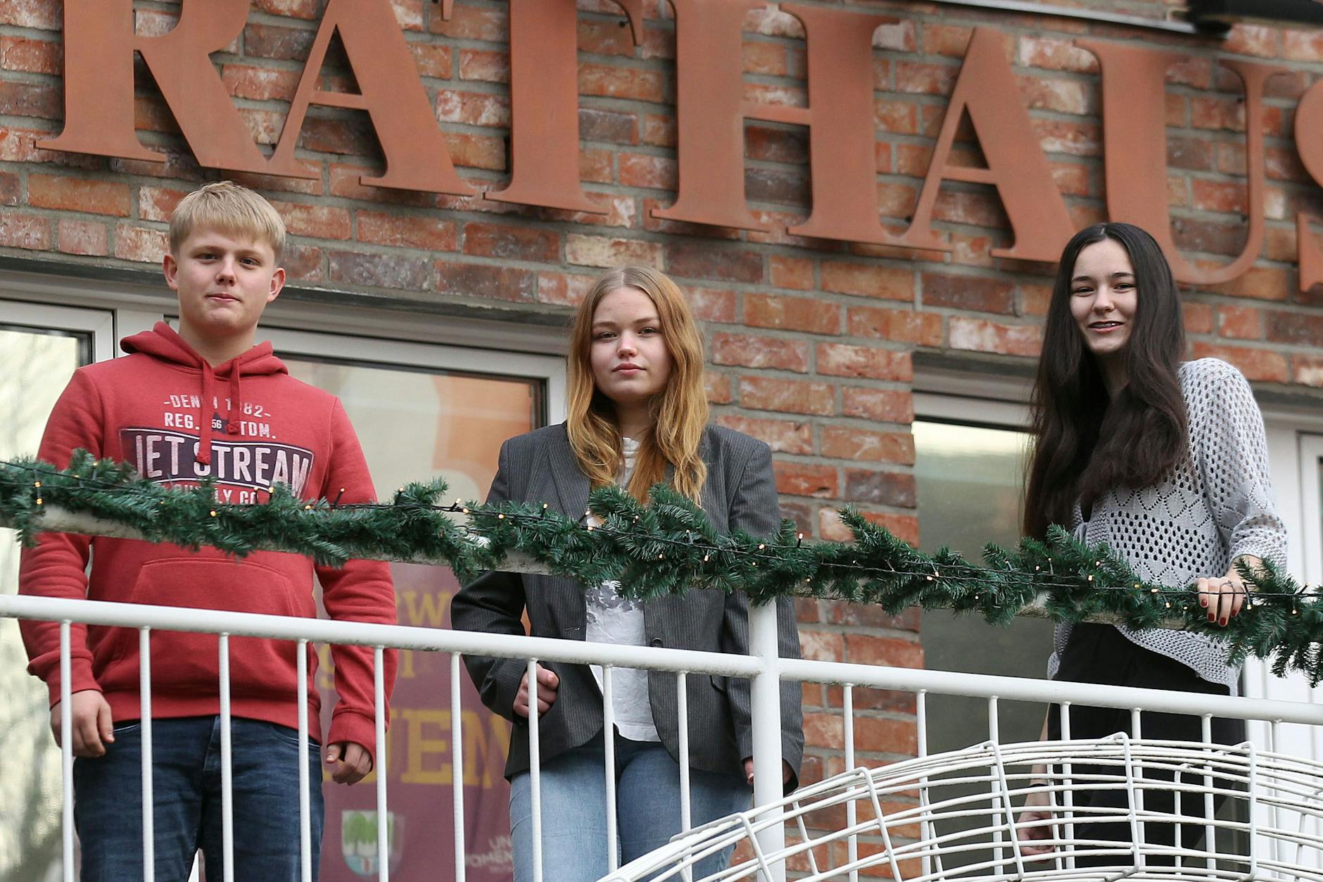 Leon, Friederike und Franka vor dem Rathaus von Brieselang – im Rahmen von „Jugend entscheidet“ haben sie vier Anträge in den Gemeinderat eingebracht. 