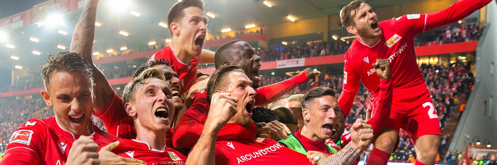 Bilder, die man nie vergisst! Sebastian Polter (M.) umringt von den Kollegen nach seinem 1:0-Elfmetertor gegen Hertha BSC beim allerersten Bundesligaderby zwischen Union und den Blau-Weißen.