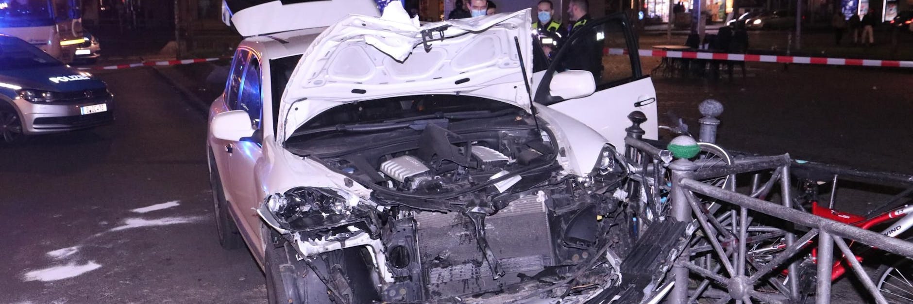 Ein Porsche-Fahrer raste am Hermannplatz in Neukölln gegen Geländer, Trümmer flogen meterweit durch die Luft.