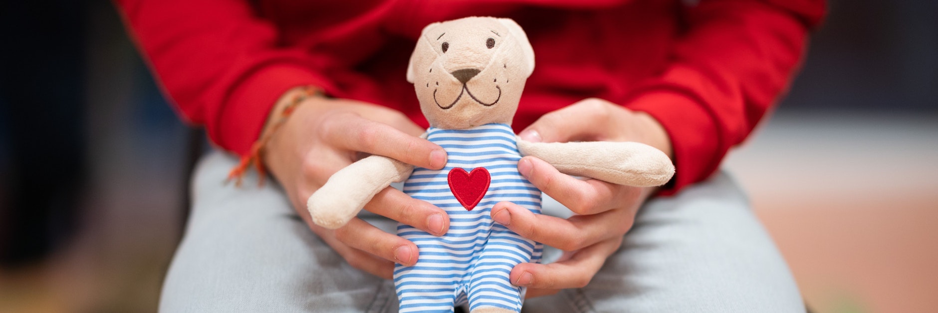 Eine Junge hält im Wartebereich eines mobilen Impfzentrums für Kinder ein Stofftier.&nbsp;