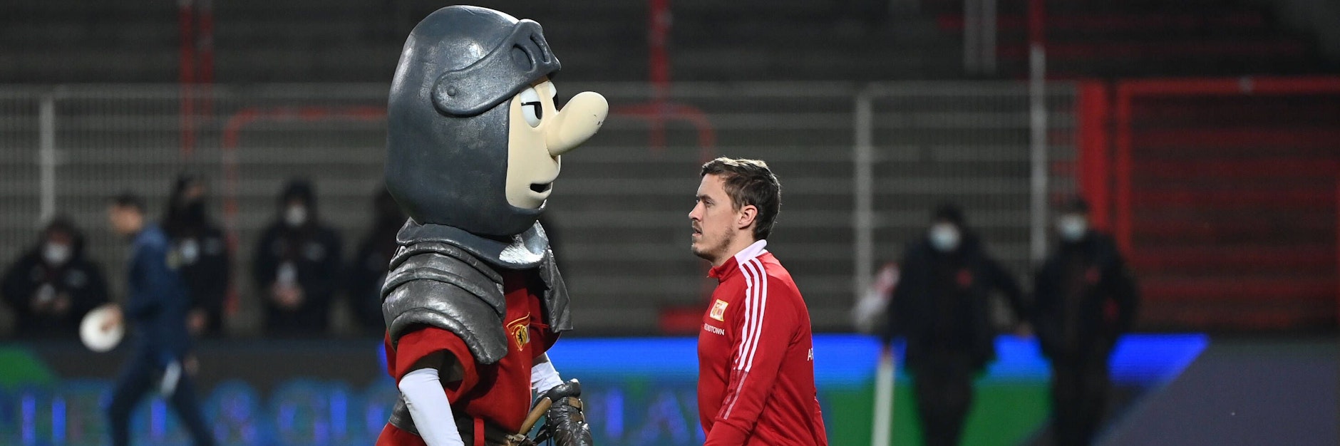 Max Kruse und Union-Maskottchen Ritter Keule (l.). Beide durften nicht mitspielen gegen Freiburg. 