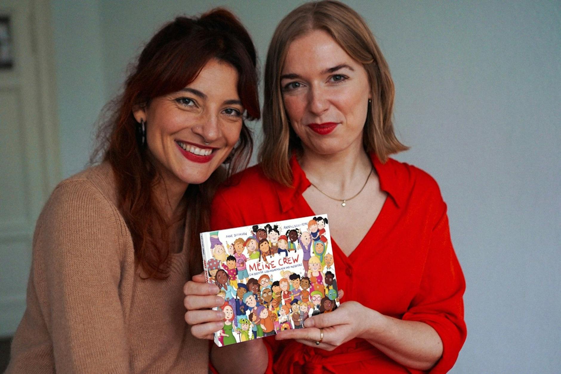 Die Illustratorin Anna Lisicki-Hehn und die Autorin Anne Dittmann mit dem diversen Freundebuch „Meine Crew“.