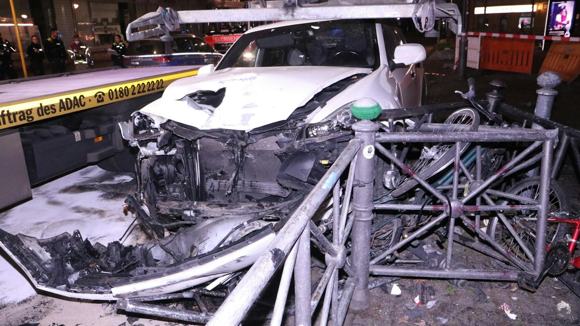 In der Nacht zu Donnerstag verlor der Fahrer eines Porsche Cayenne die Kontrolle über seinen Luxus-SUV, kam nach links von der Fahrbahn ab und rammte mehrere Gitter am Hermannplatz weg.