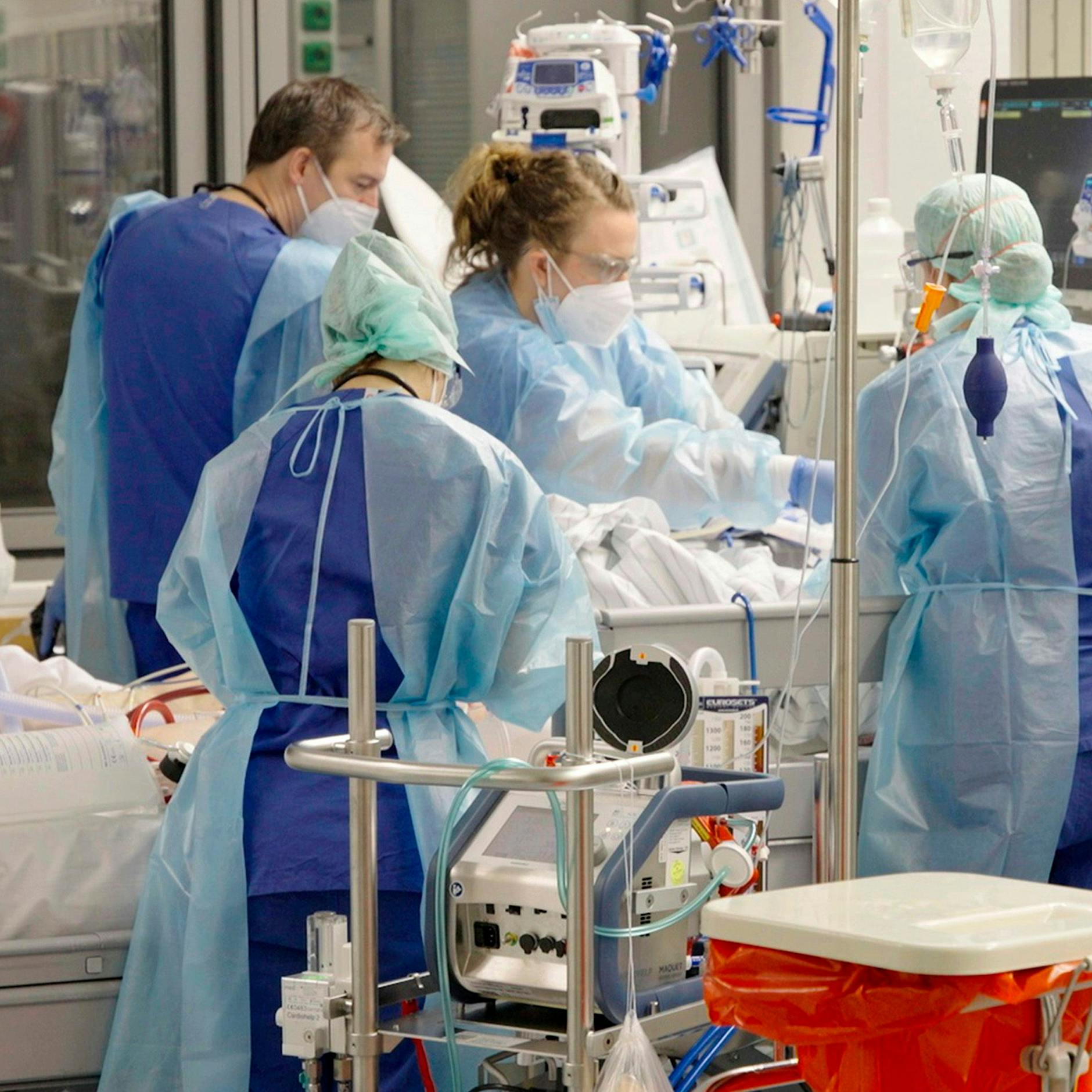 Corona-Drama: 522 Tote an nur einem Tag +++ Intensivstationen in Berlin voll +++ Inzidenz in Brandenburg steigt, wieder rechtsextreme Fackel-Proteste