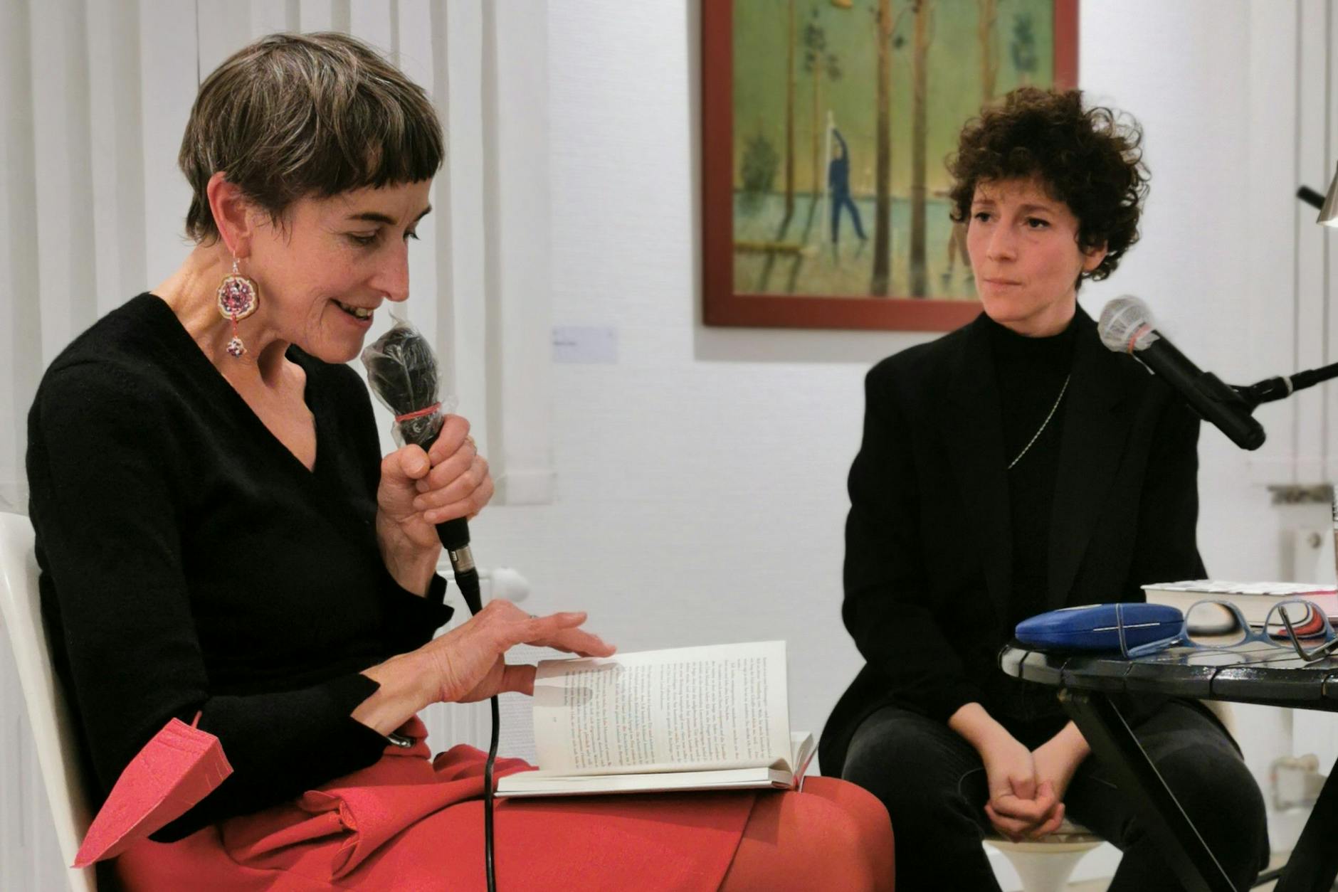Kathrin Schrader (links) im Gespräch mit Sasha Marianna Salzmann in der „Schwarm“-Reihe.