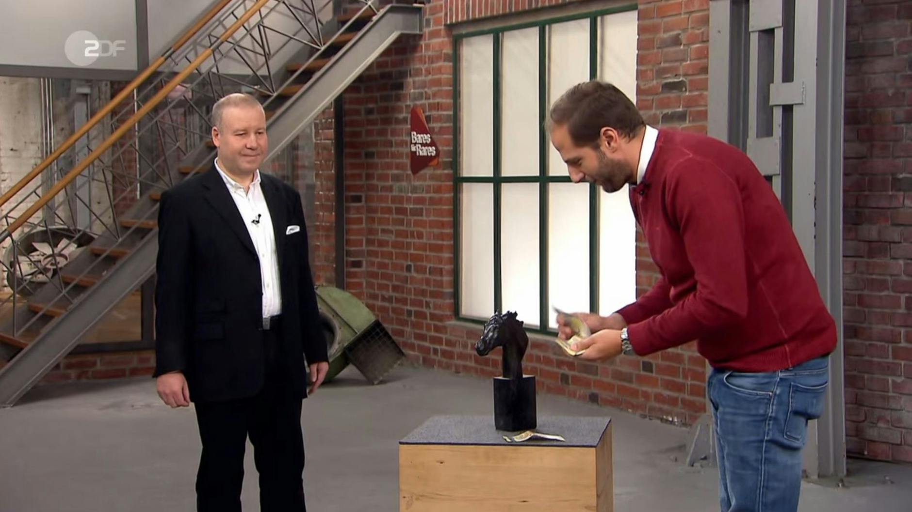 „Bares für Rares“-Händler Julian Schmitz-Avilla kauft die Pferde-Büste für 1000 Euro.