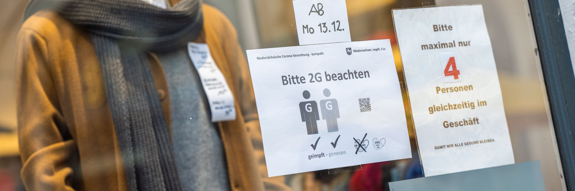 Niedersachsen: Auf die 2G-Regelung wird an einem Schaufenster eines Geschäftes in der Oldenburger Fußgängerzone hingewiesen. Ein Gericht hat die Regelung jetzt vorerst außer Kraft gesetzt.