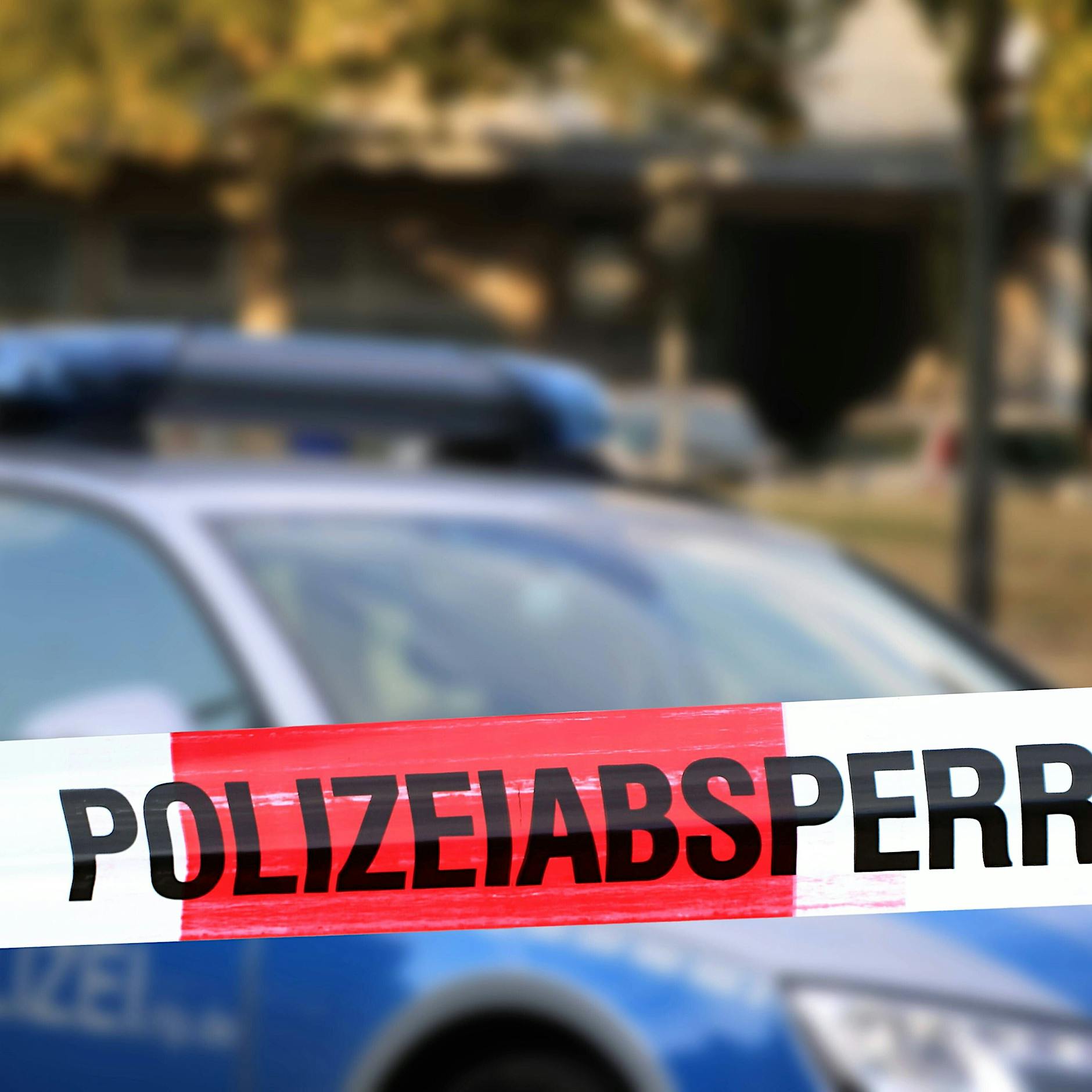 Neukölln: Mann lauert Frau vor Wohnhaus auf und sticht sie nieder