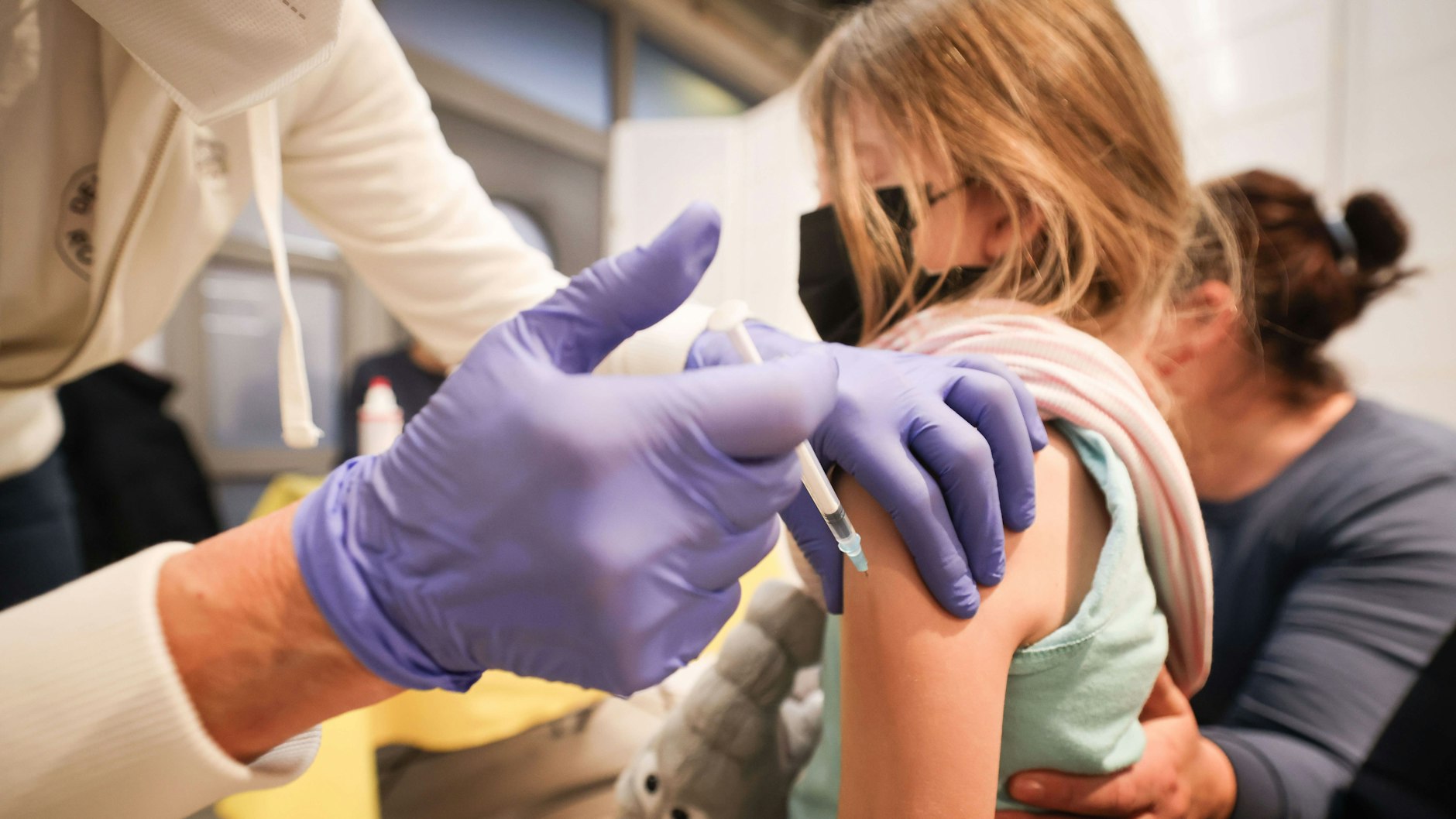 Ein neunjähriges Mädchen wird in Begleitung seiner Mutter bei einer Impfaktion mit dem Impfstoff von Biontech/Pfizer geimpft.