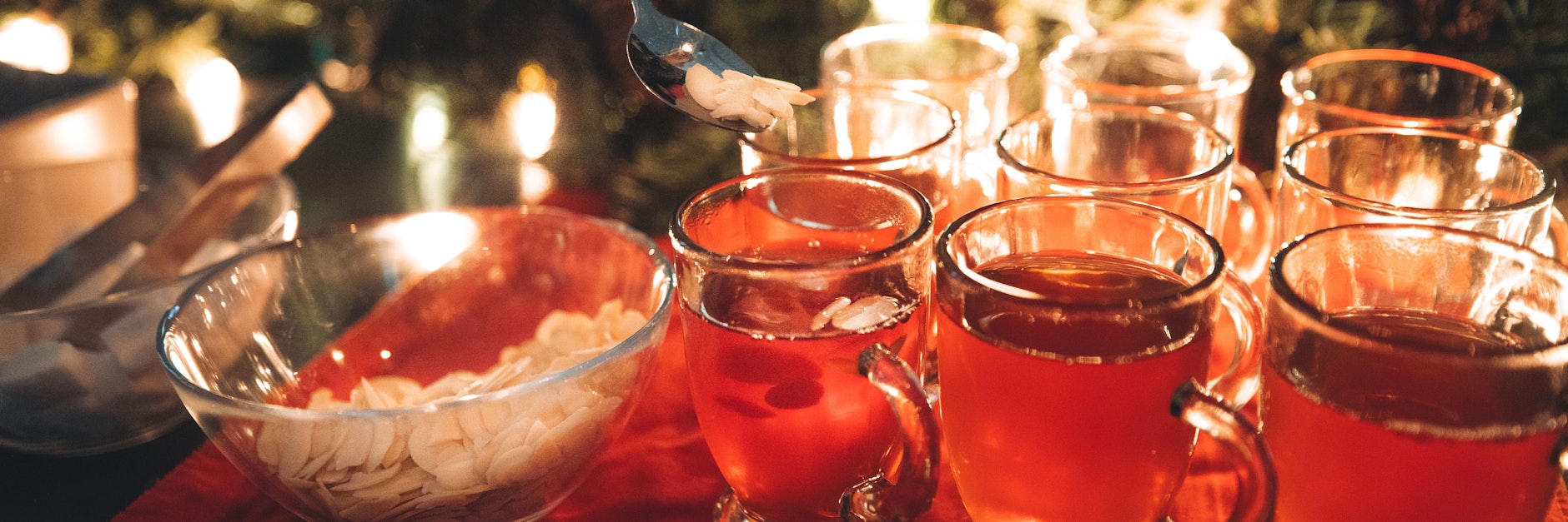 Zum Weihnachtsgebäck gibt es in Finnland eine Tasse Glühwein, der Glögi heißt. Er ist weniger süß als deutscher Glühwein und wird normalerweise mit Rotwein hergestellt.&nbsp;