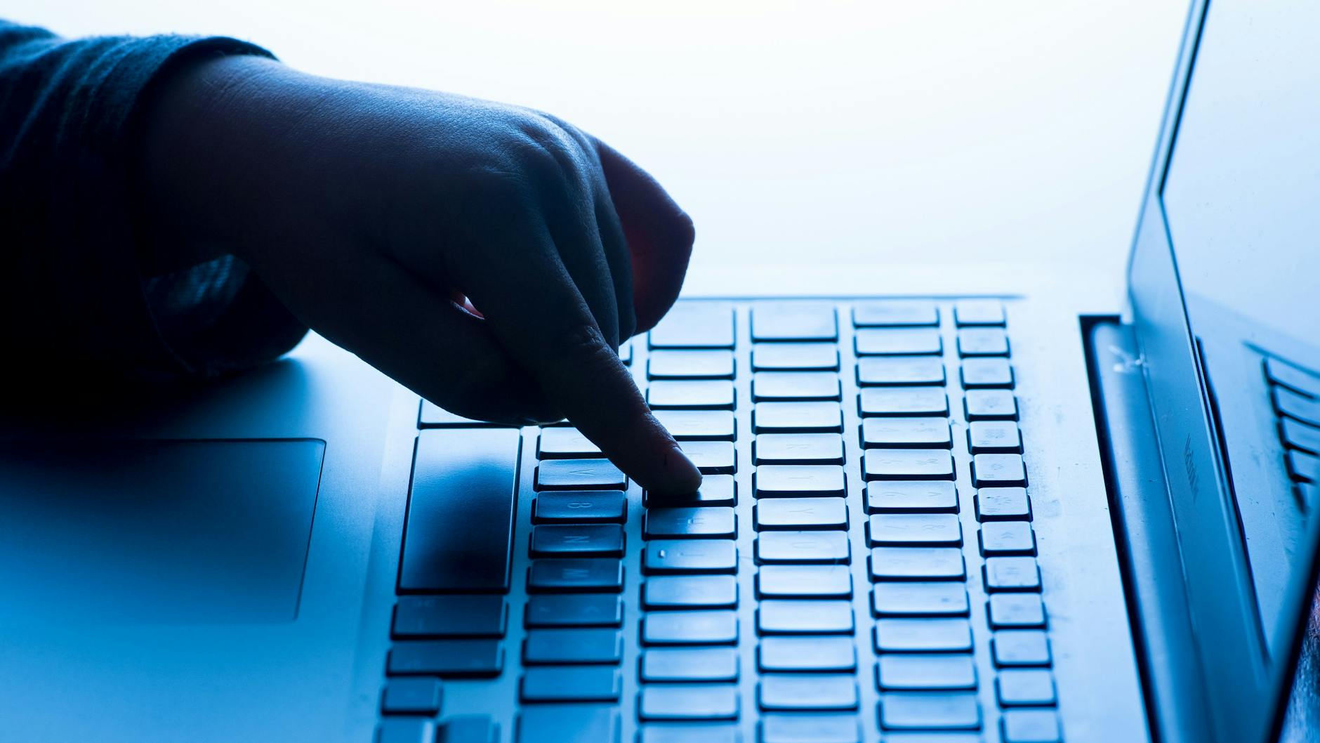 Ein Kind benutzt ein Laptop (Symbolbild). Laut einer Umfrage werden in Deutschland viele Kinder von Erwachsenen im Internet angeschrieben.