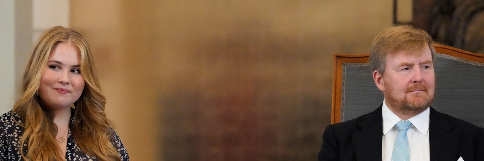 König Willem-Alexander von den Niederlande sitzt neben seiner Tochter Prinzessin Amalia. Die feierte ihren Geburtstag groß.&nbsp;