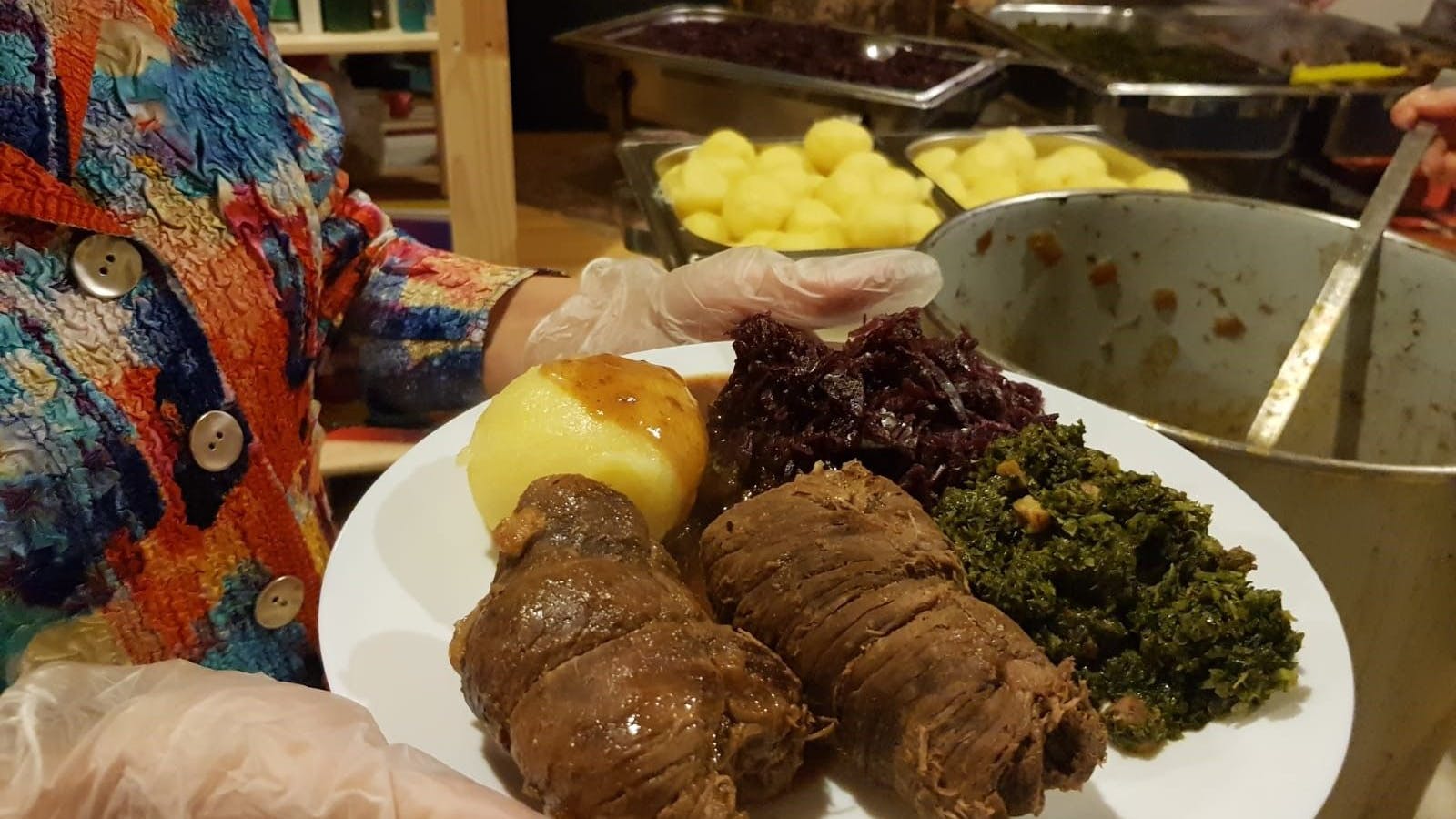 Rouladen mit Klößen, Rot-und Grünkohl wünschen sich die Obdachlosen jedes Jahr zu Weihnachten.
