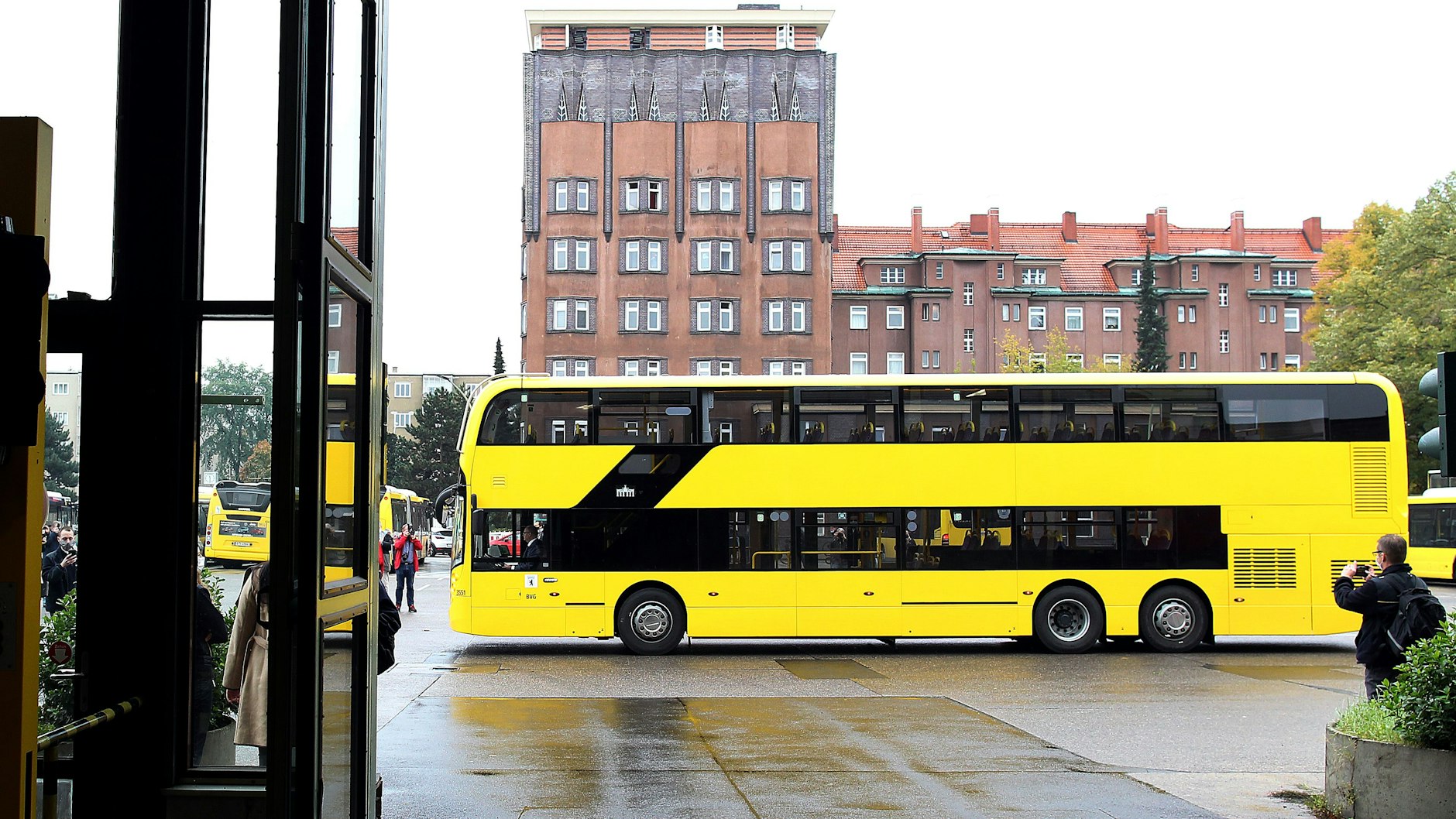 Drei Achsen, 13,80 Meter lang, 4,06 Meter hoch: ein neuer Doppeldecker für Berlin. Die beiden Prototypen „Alexander“ und „Dennis“ wurden Oktober 2020 im Betriebshof Müllerstraße vorgestellt.