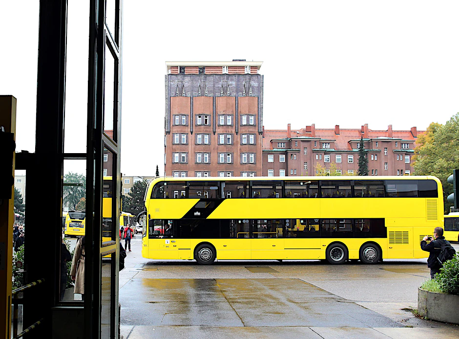 Drei Achsen, 13,80 Meter lang, 4,06 Meter hoch: ein neuer Doppeldecker für Berlin. Die beiden Prototypen „Alexander“ und „Dennis“ wurden Oktober 2020 im Betriebshof Müllerstraße vorgestellt.