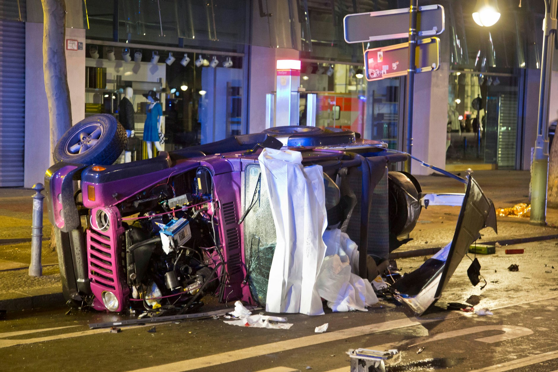 Das Bild vom Kudamm-Raser: Bei einem illegalen Straßenrennen in der City West kam es zu einem folgenschweren Unfall, den ein unbeteiligter Fahrer mit dem Leben bezahlte.