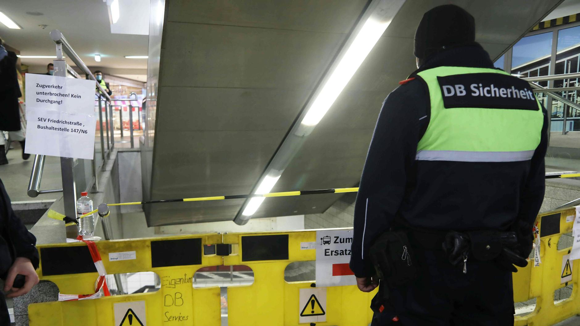 Wegen des entgleisten Zuges wurden Zugänge im Bahnhof Friedrichstraße abgesperrt. 
