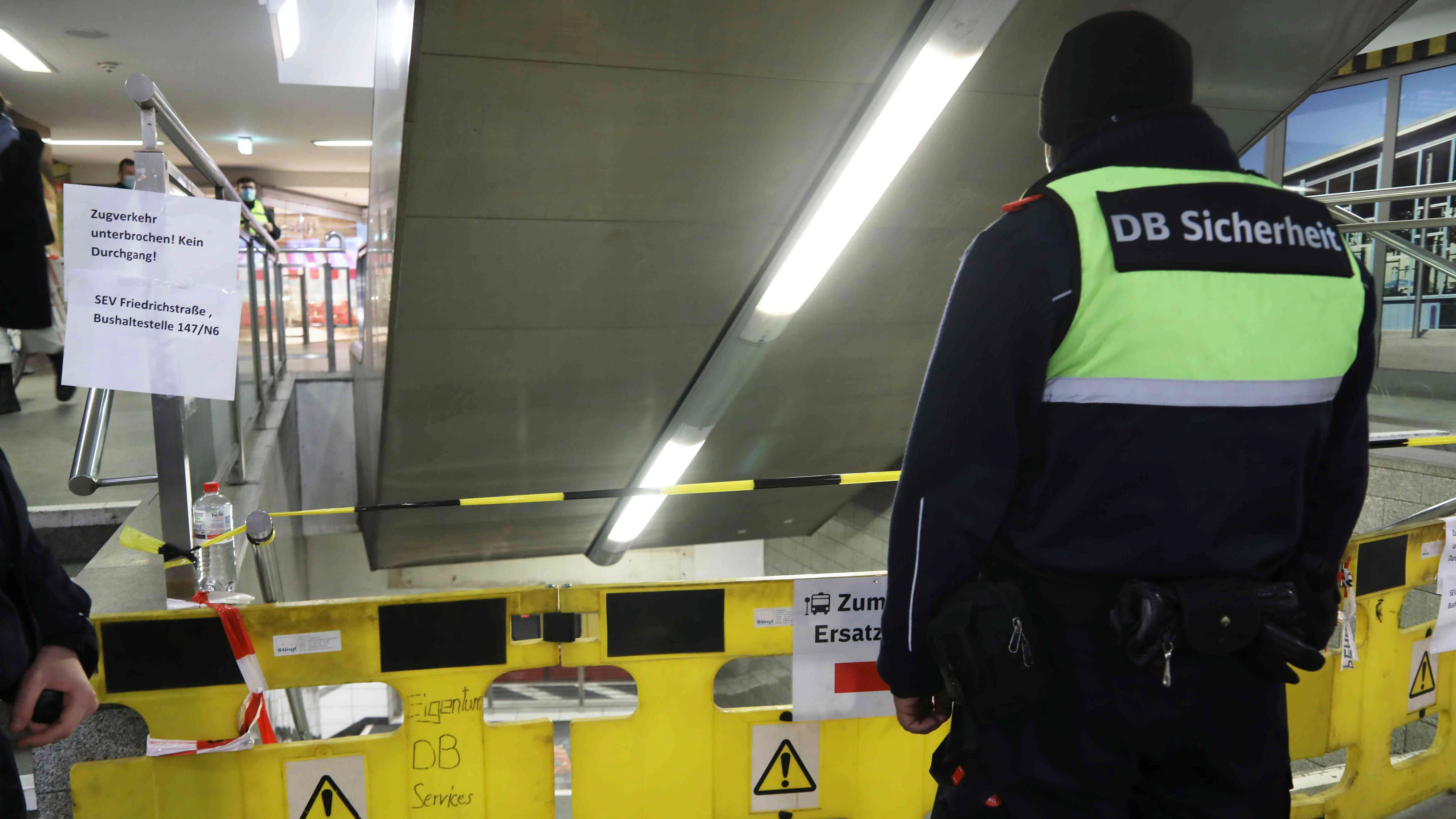 Wegen des entgleisten Zuges wurden Zugänge im Bahnhof Friedrichstraße abgesperrt.&nbsp;