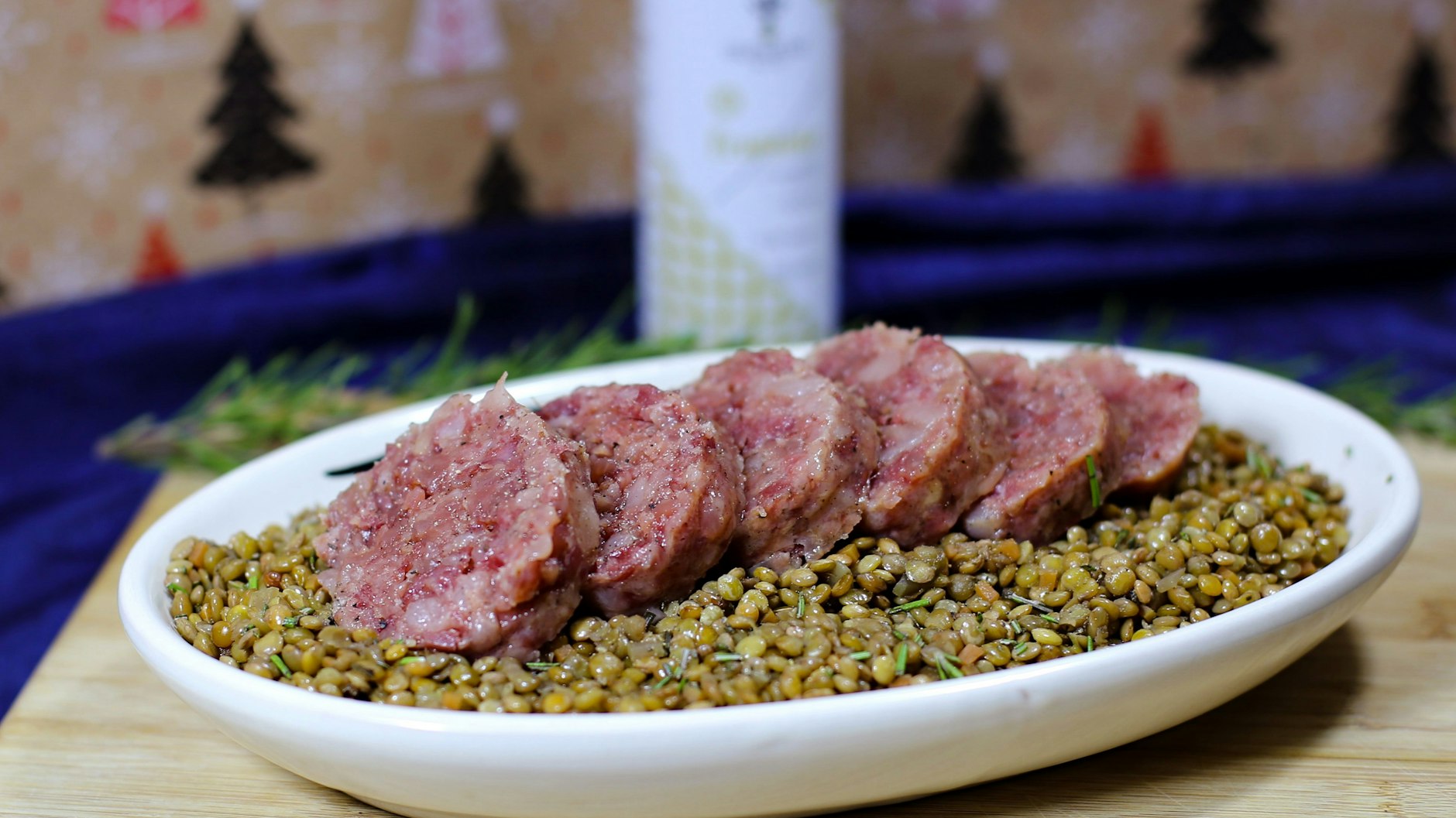 Ein Weihnachts-Klassiker in Italien ist „Cotechino mit Linsen“. Die Kochwurst ist mit gehacktem Schweinefleisch gefüllt. 