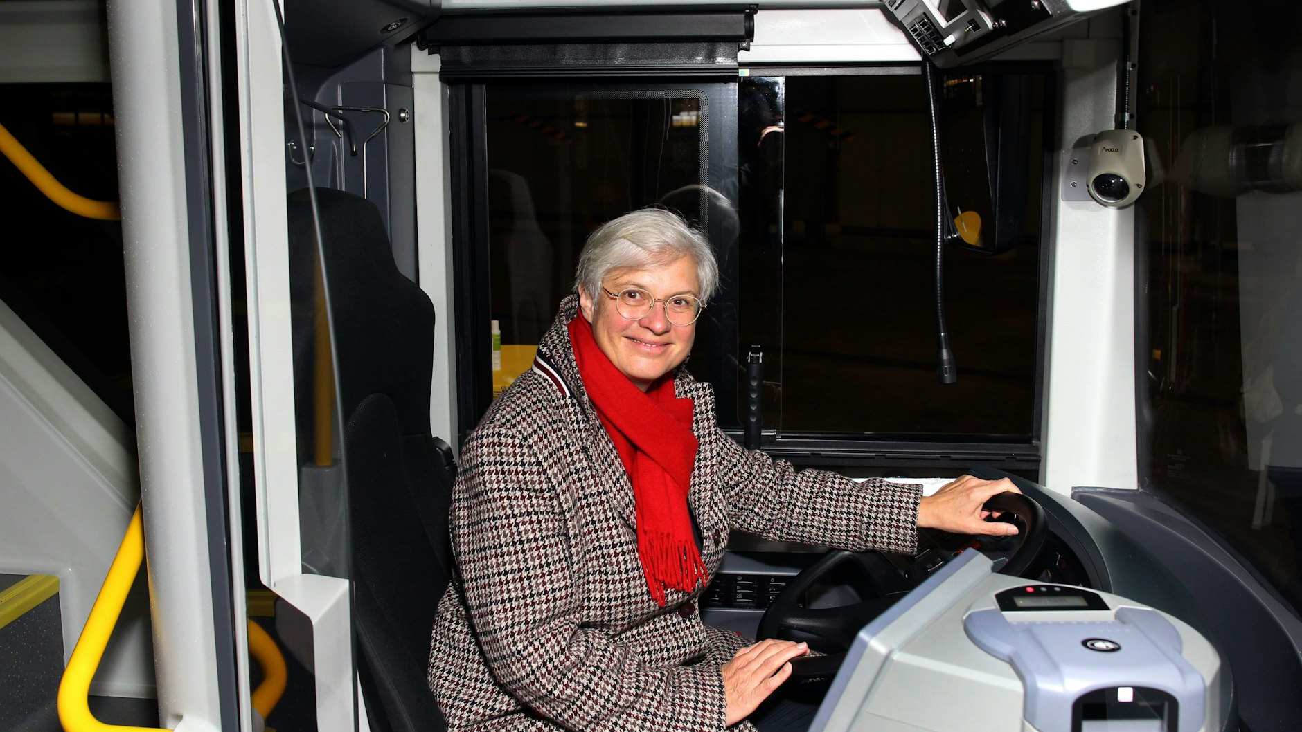 Am Steuer eines neuen Doppeldeckers: Die BVG-Vorstandsvorsitzende Eva Kreienkamp in einem Enviro 500.