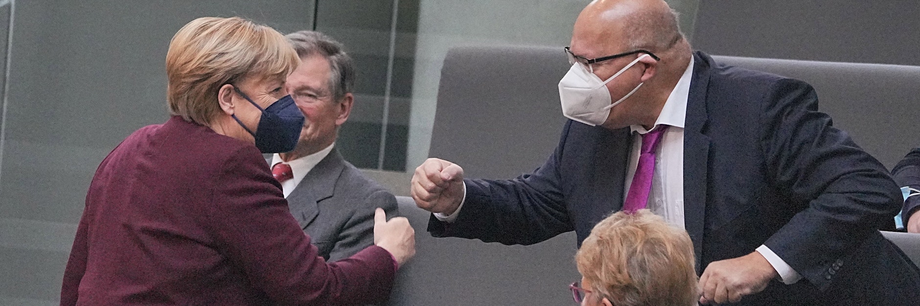 Bundeskanzlerin Angela Merkel (CDU) und ihr Wirtschaftsminister Peter Altmaier (CDU) fädelten den Waffen-Deal ein.