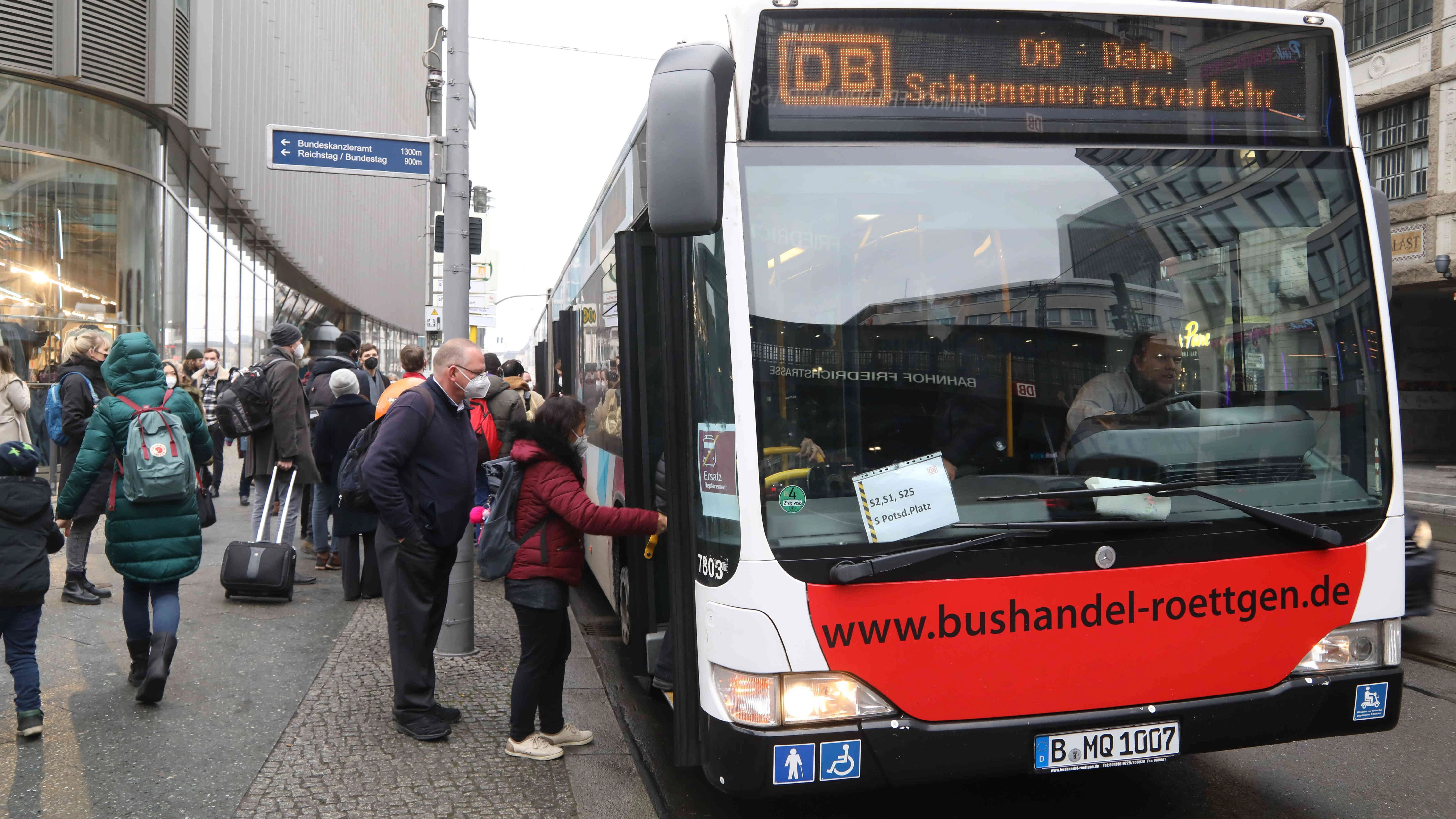 Schienenersatzverkehr: Viele Menschen steigen in Busse um.