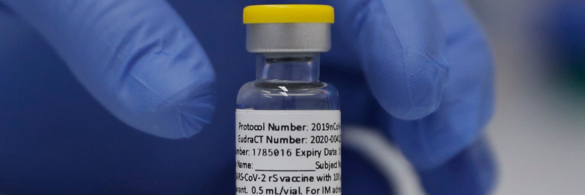 Eine Ampulle mit dem Corona-Impfstoff von Novavax steht während einer Studie im St. George's University Hospital in London auf einem Tisch bereit. 