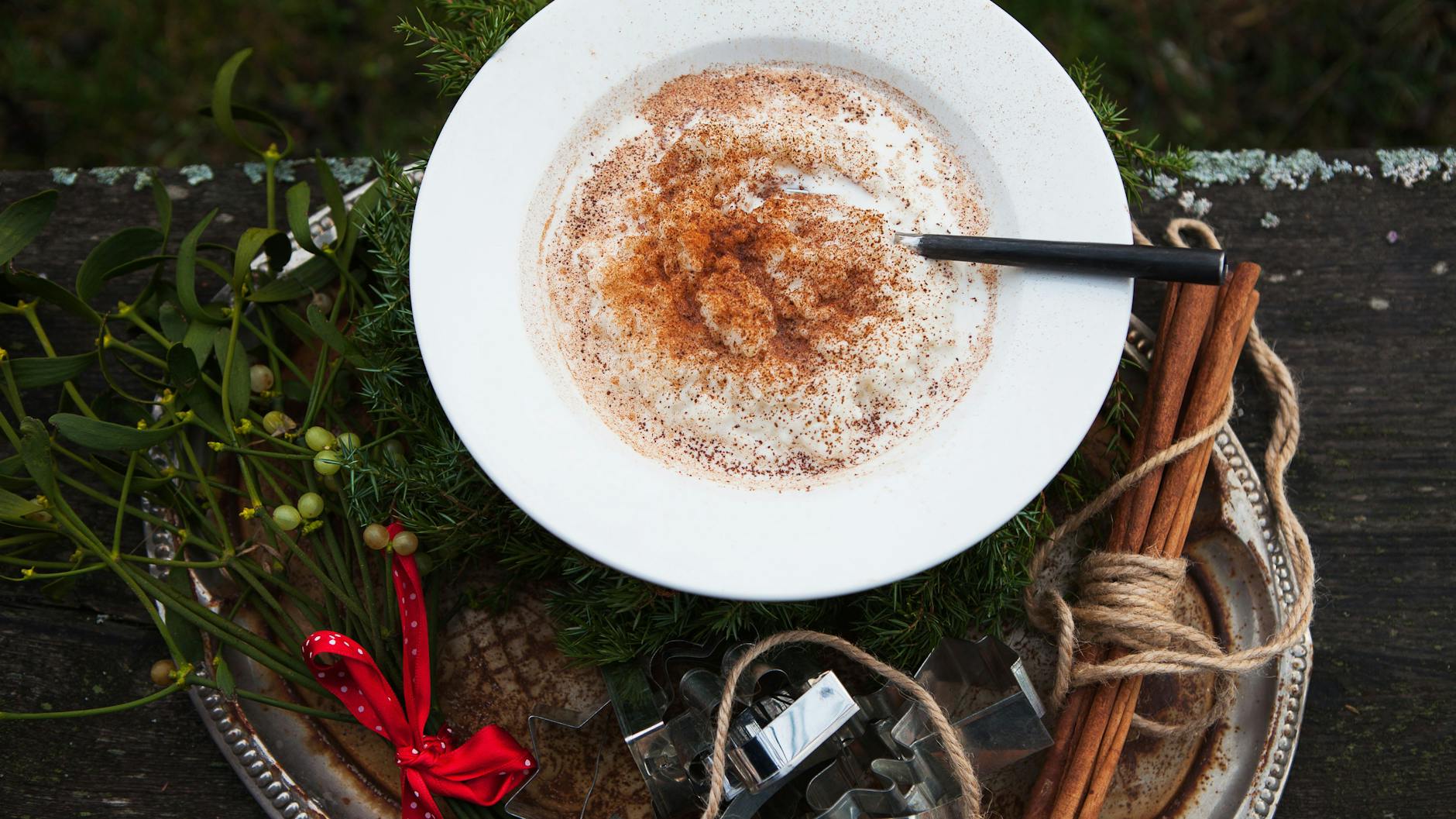 Mit Milchreis samt Zucker und Zimt kommt man in Finnland bereits am Morgen des 24. Dezember, also Heiligabend, in weihnachtliche Stimmung
