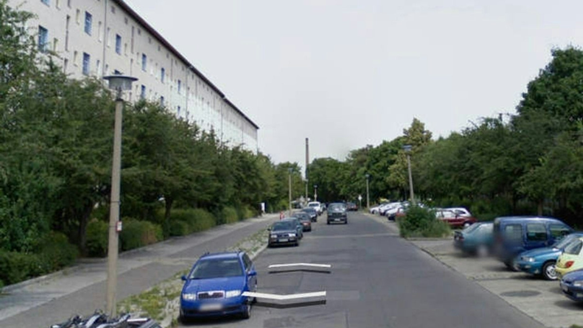 Der Screenshot zeigt, dass die Vorgärten vor etwa zehn Jahren noch dicht&nbsp; mit Bäumen bestanden waren.