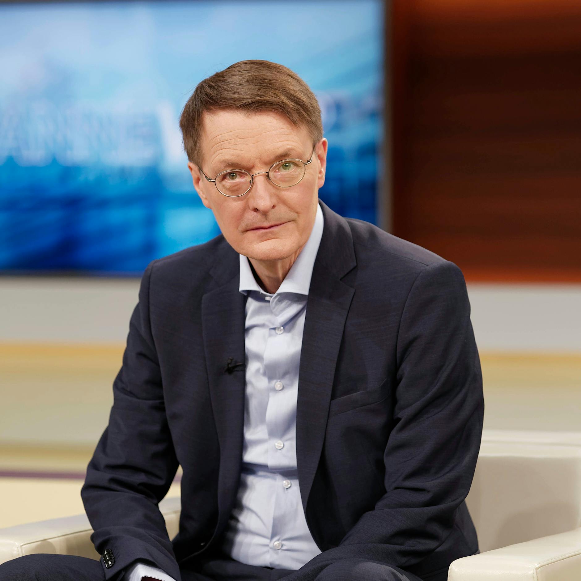 Impfstoff-Desaster: Haben die EU und Deutschland (wieder mal) vergessen zu bestellen?+++ Lauterbach kündigt Nachschub im ersten Quartal 2022 an +++ Impfstoff wird schon an Omikron-Variante angepasst sein!