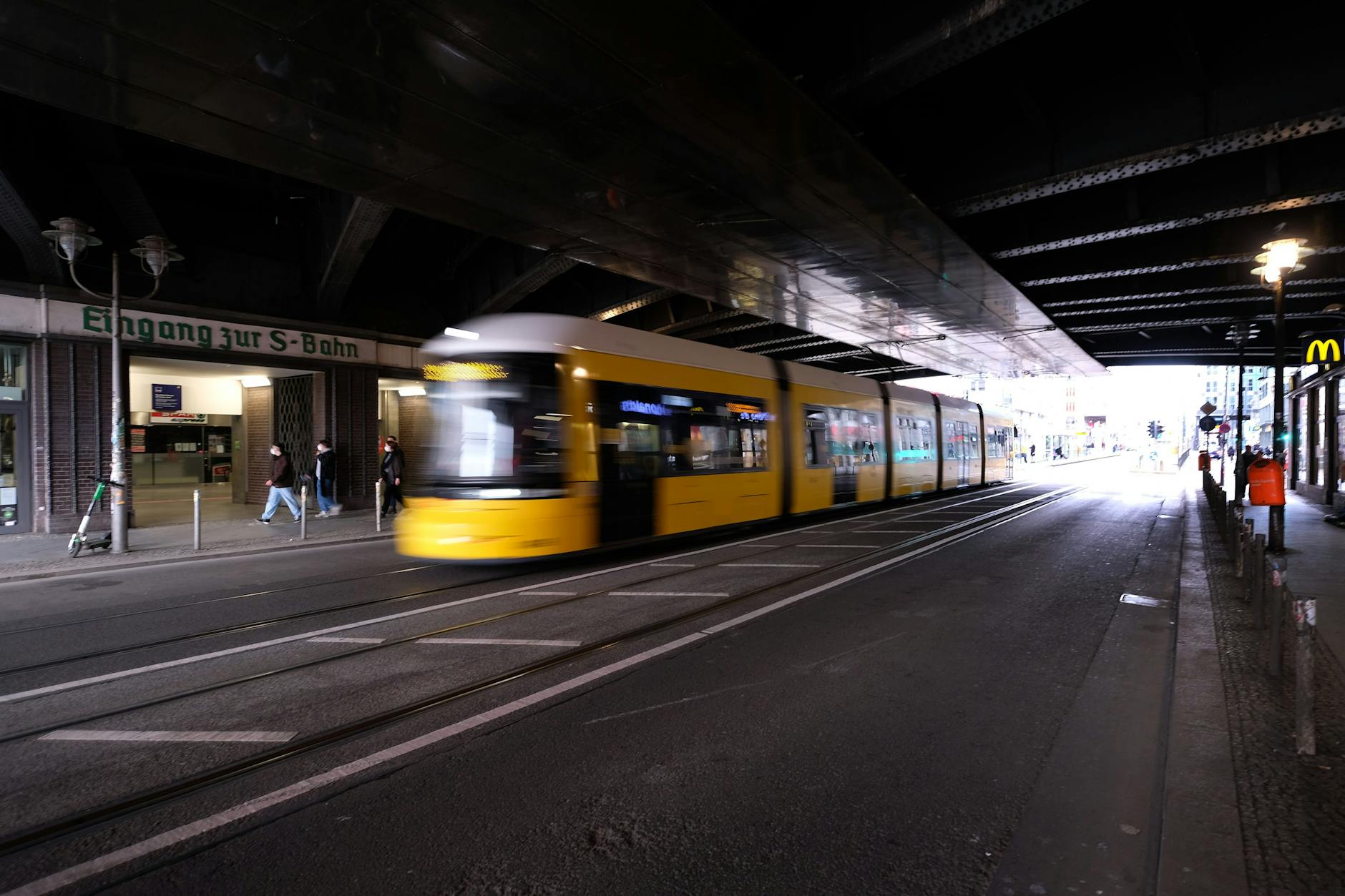 Die 17-Jährige wurde an einer Tramhaltestelle angegriffen und verprügelt (Symbolbild). 