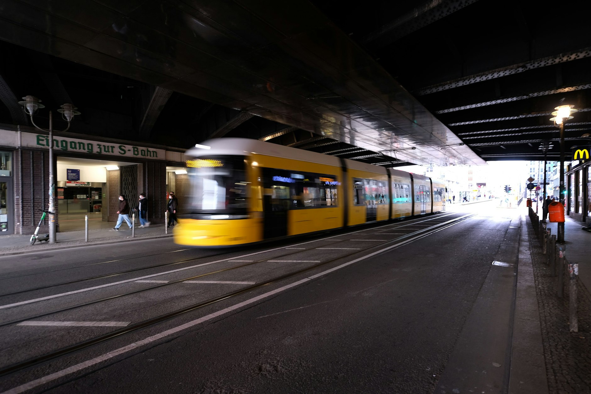 Die 17-Jährige wurde an einer Tramhaltestelle angegriffen und verprügelt (Symbolbild).&nbsp;