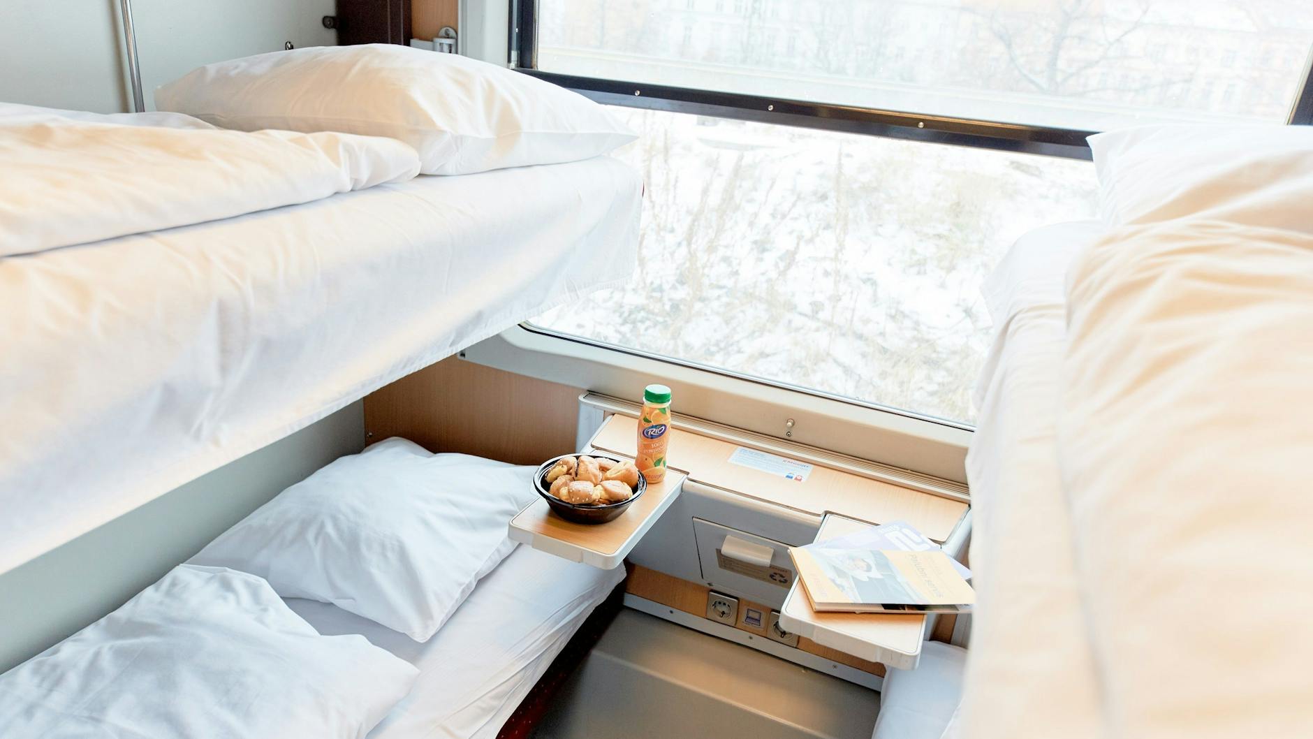 Frühstück ist fertig! Ein weiterer Blick in einen Schlafwagen von Regiojet.