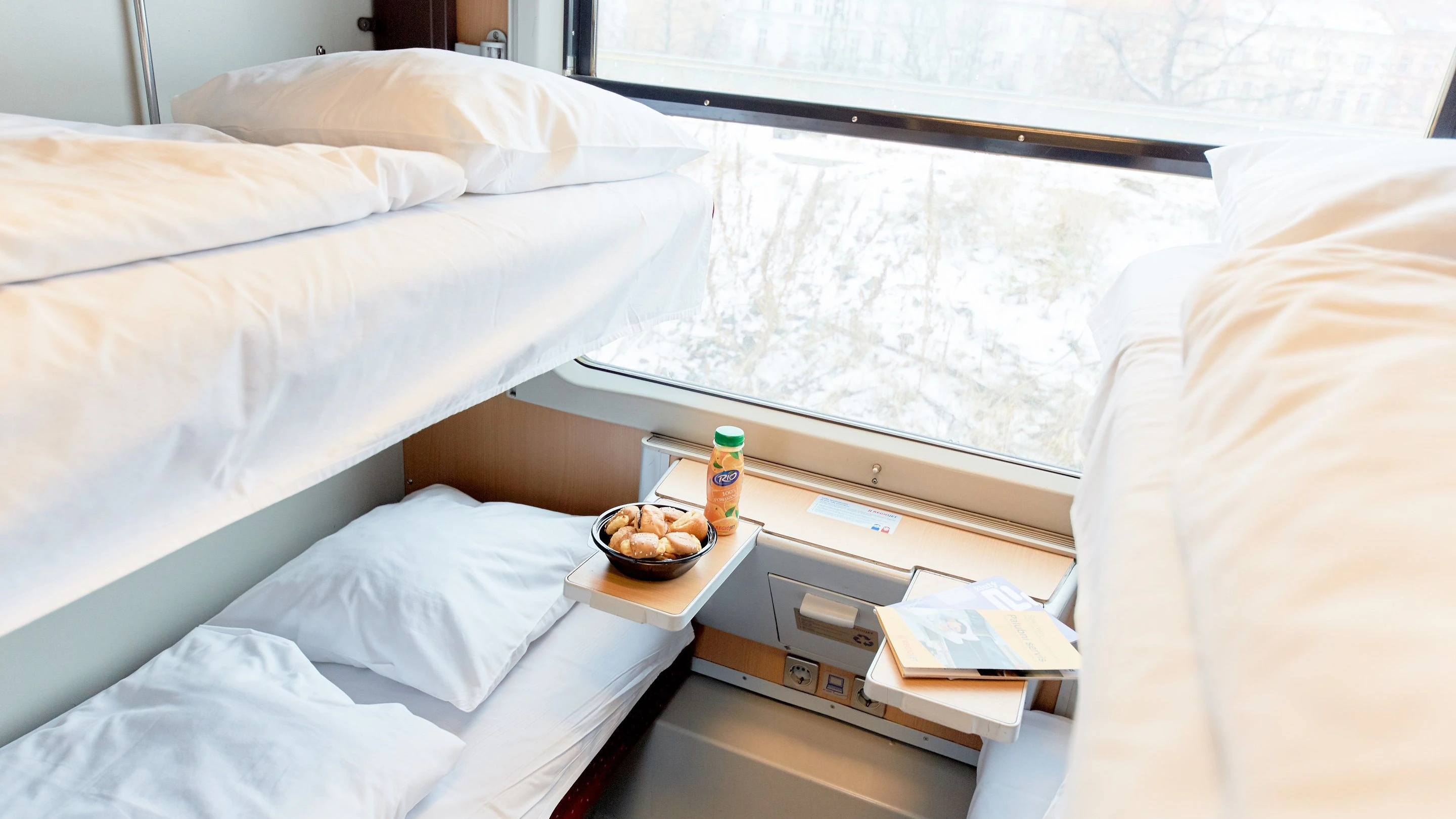 Frühstück ist fertig! Ein weiterer Blick in einen Schlafwagen von Regiojet.