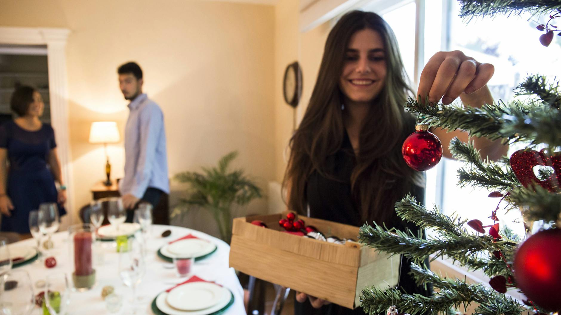 Gehört zu Heiligabend: das Schmücken des Weihnachtsbaums. 