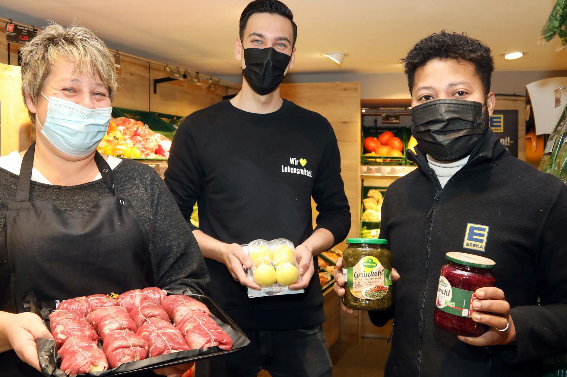 Die Edeka-Mitarbeiter vom Steubenplatz in Westend haben 160 Rouladen eingewickelt. An Weihnachten bekommen die Obdachlosen sie mit den Beilagen serviert.