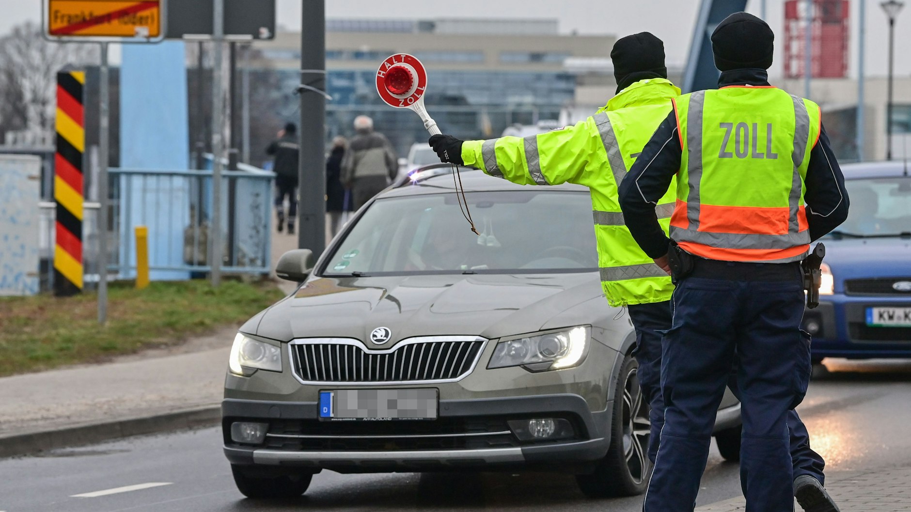 Jagd auf illegale Böller: Zollbeamte stoppen ein Auto, das gerade aus Polen kommt.