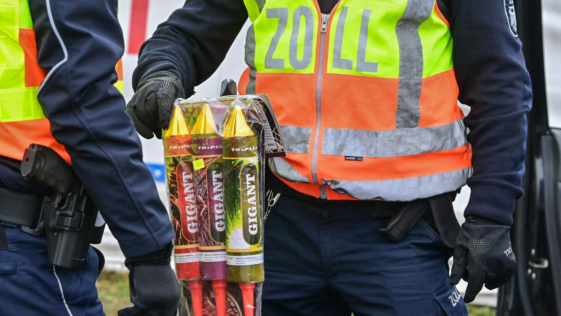 Zollbeamte haben bei der Kontrolle eines Mannes diese Raketen beschlagnahmt - zu viel Schwarzpulver ist in den Böllern.