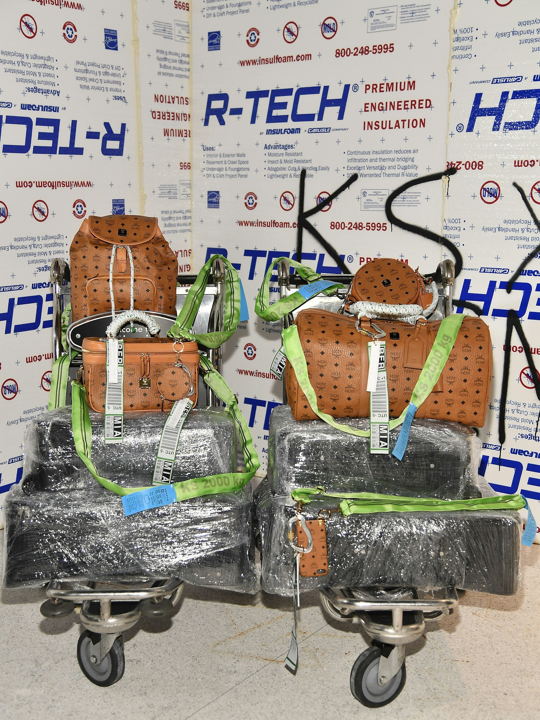 Überflieger: Die berühmten MCM- Taschen, hier 2016 als Teil einer Installation in Zusammenarbeit mit der Galerie König.